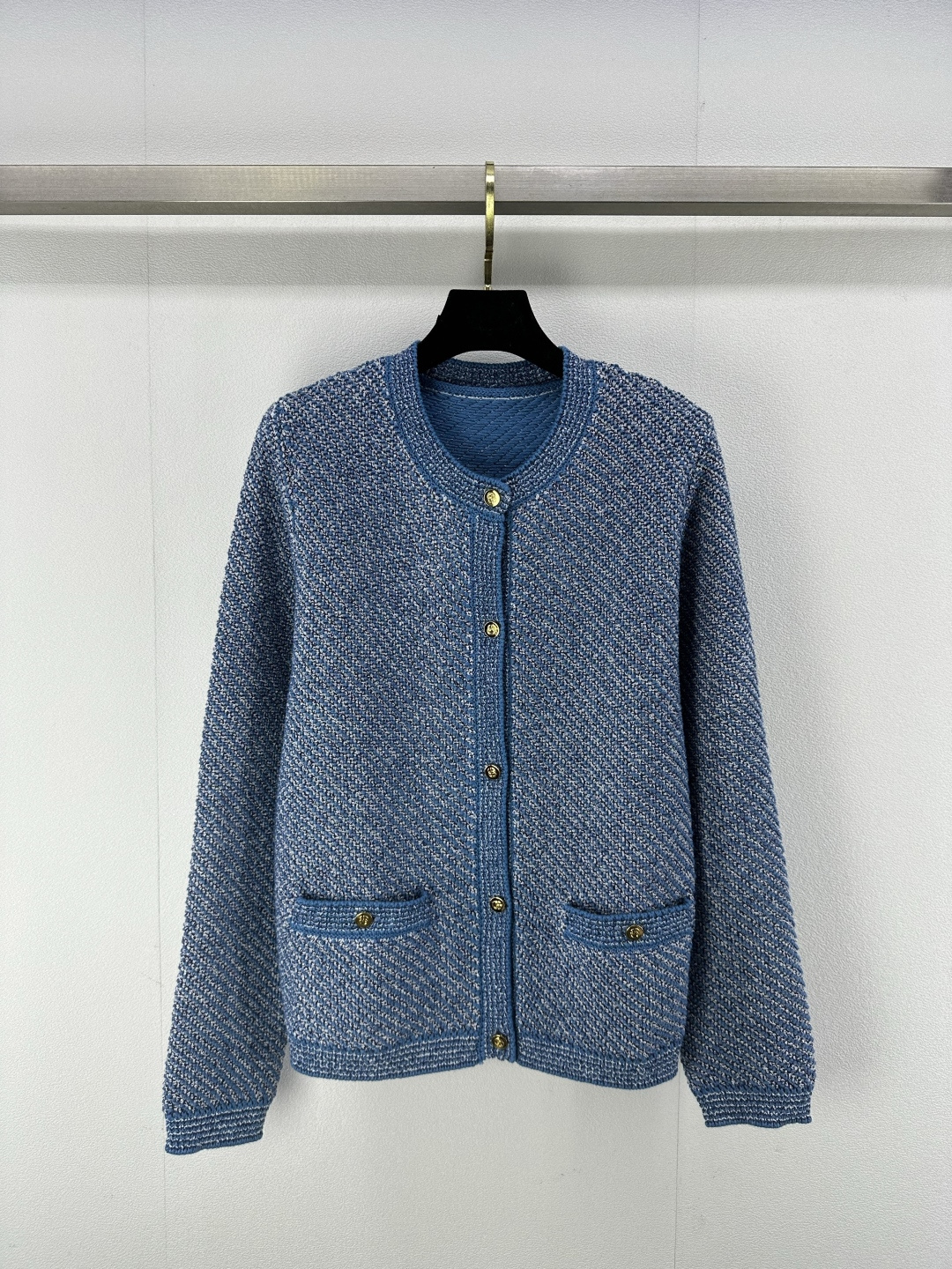NO:322543,Gucc* new details 25 spring and summer new round neck cardigan contrasting blue and purple color matching design classic and fashionable exquisite logo buttons versatile and not picky 1 color 3 size SML, gucci, alexander wang19860909Gucc*上新细节 25 春夏新款圆领开衫 撞色蓝紫配色设计经典时髦 精致logo纽扣 百搭不挑人 1色3码SML,,gucci,alexander wang,Women's clothing