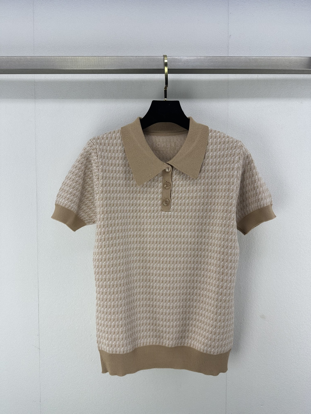 NO:325305,Fend* new details 25 Early spring new knitted lapel full of short sleeves Classic brand double Flogo old-fashioned jacquard decoration Regular style Simple and fashionable daily versatile 3 colors 3 codes SML, fendi, T-shirt, alexander wang19860909Fend*上新细节 25 早春新款针织翻领满印短袖 经典品牌双Flogo老花提花装饰 常规版型 简约时髦日常百搭 3色3码SML,,fendi,T-shirt,alexander wang,Women's clothing