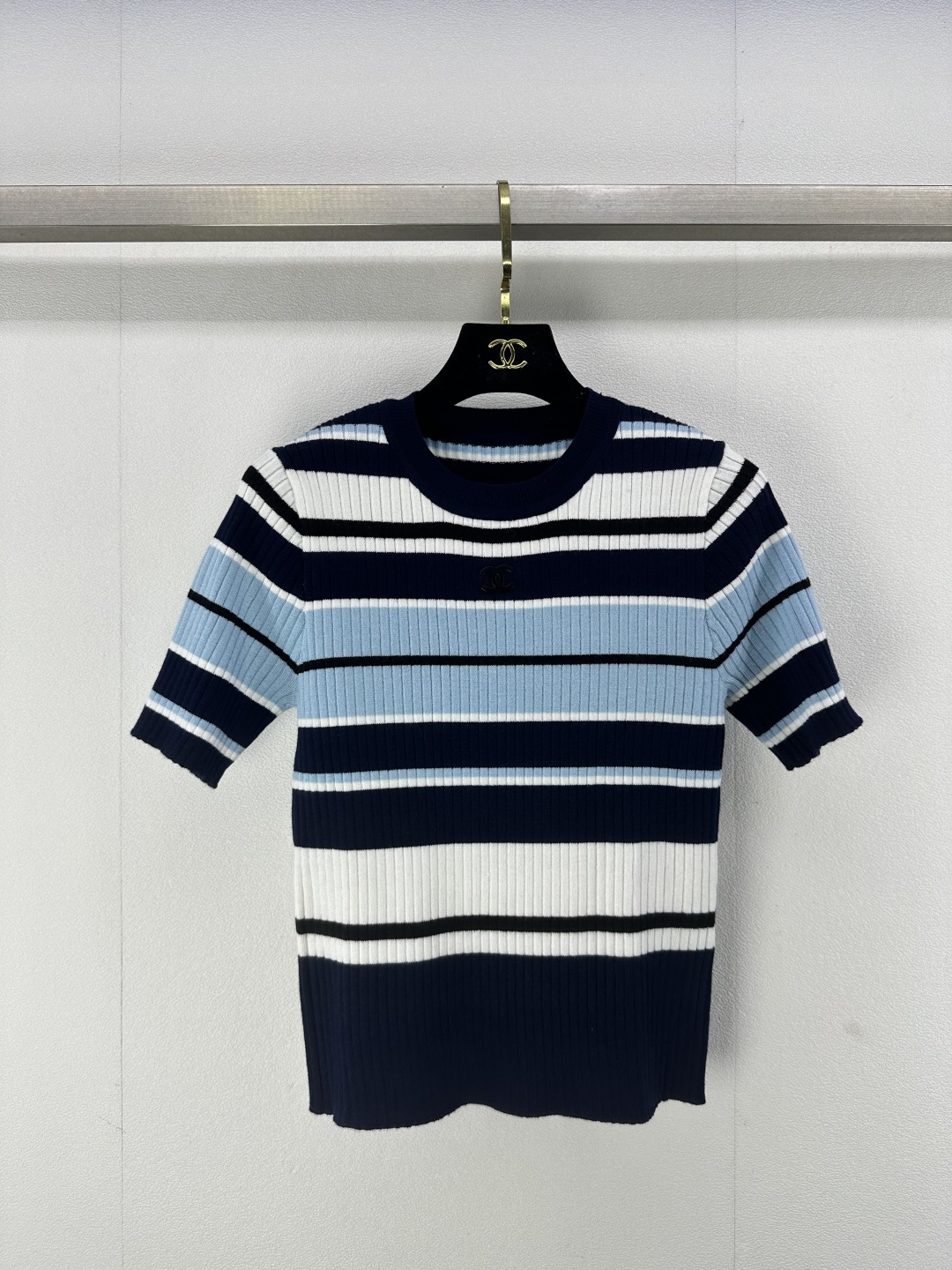 NO:323114,Chane* new details 25 spring and summer new knitted round neck short sleeves Contrast striped splicing design Classic double c letter logo embellishment Classic fashionable exquisite and versatile 1 color 3 code SML, chanel, T-shirt, alexander wang19860909Chane*上新细节 25 春夏新款针织圆领短袖 撞色条纹拼接设计 经典双c字母logo点缀 经典时髦精致百搭 1色3码SML,,chanel,T-shirt,alexander wang,Women's clothing