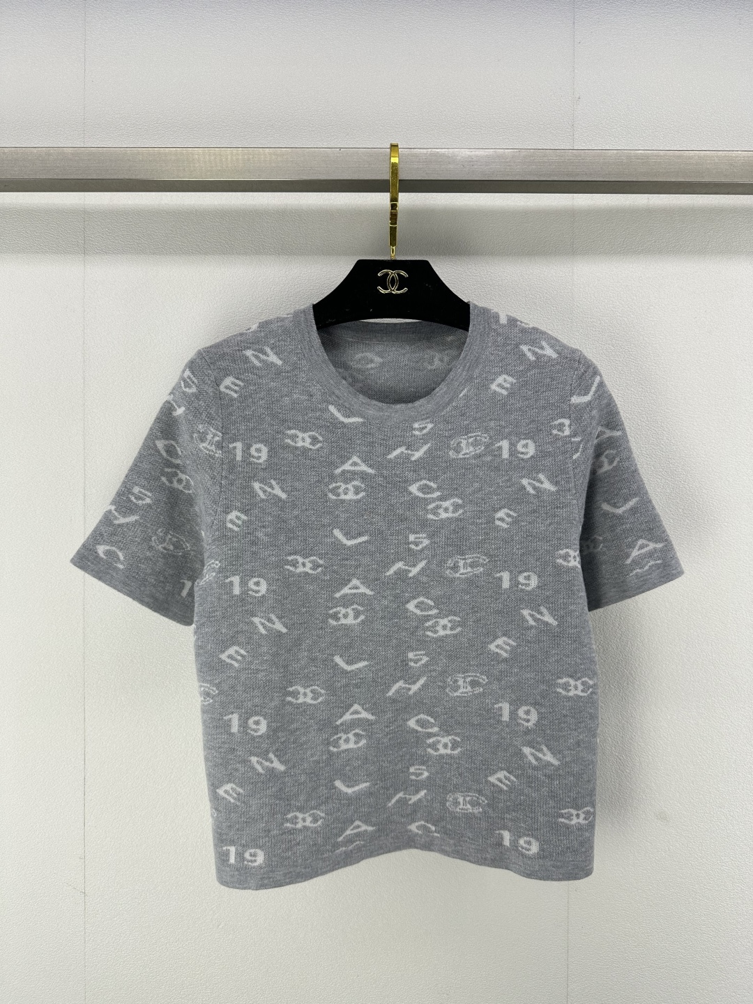 NO:323603,Chane* new details 25 spring and summer new knitted round neck short sleeves classic brand double c letter logo digital jacquard decoration regular style simple fashionable exquisite versatile 2 colors 3 codes SML, chanel, T-shirt, alexander wang19860909Chane*上新细节 25 春夏新款针织圆领短袖 经典品牌双c字母logo数字提花装饰 常规版型简约时髦精致百搭 2色3码SML,,chanel,T-shirt,alexander wang,Women's clothing