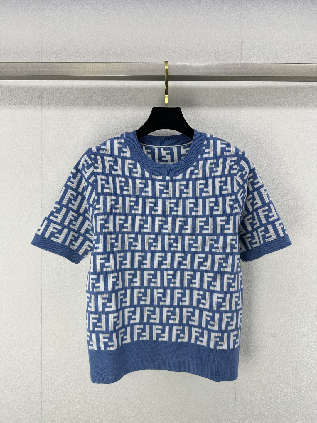 NO:324790,Fend* new details 25 spring and summer new knitted round neck short sleeves classic brand double F letter logo contrast jacquard decoration regular style classic fashionable exquisite versatile 1 color 3 code SML, fendi, T-shirt, alexander wang19860909Fend*上新细节 25 春夏新款针织圆领短袖 经典品牌双F字母logo撞色提花装饰 常规版型 经典时髦精致百搭 1色3码SML,,fendi,T-shirt,alexander wang,Women's clothing