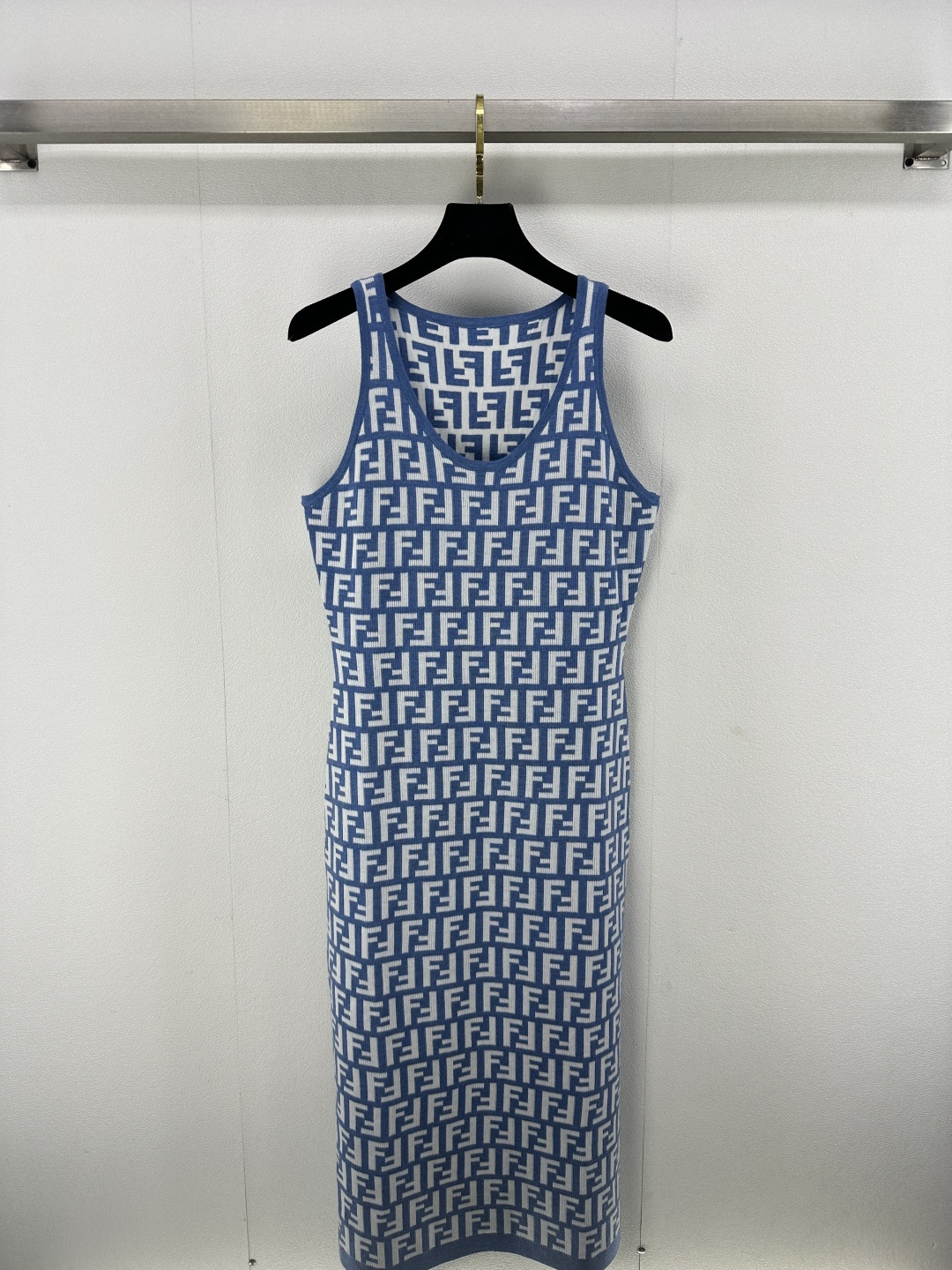 NO:324794,Fend* new details 25 spring and summer new knitted V-neck vest skirt classic brand double F letter logo contrast jacquard decoration waist-hugging style slim fit and slim high-end fashionable and elegant 1 color 3 size SML, fendi, skirts, alexander wang19860909Fend*上新细节 25 春夏新款针织V领背心裙 经典品牌双F字母logo撞色提花装饰 收腰版型修身显瘦 高级时髦有气质 1色3码SML,,fendi,skirts,alexander wang,Women's clothing