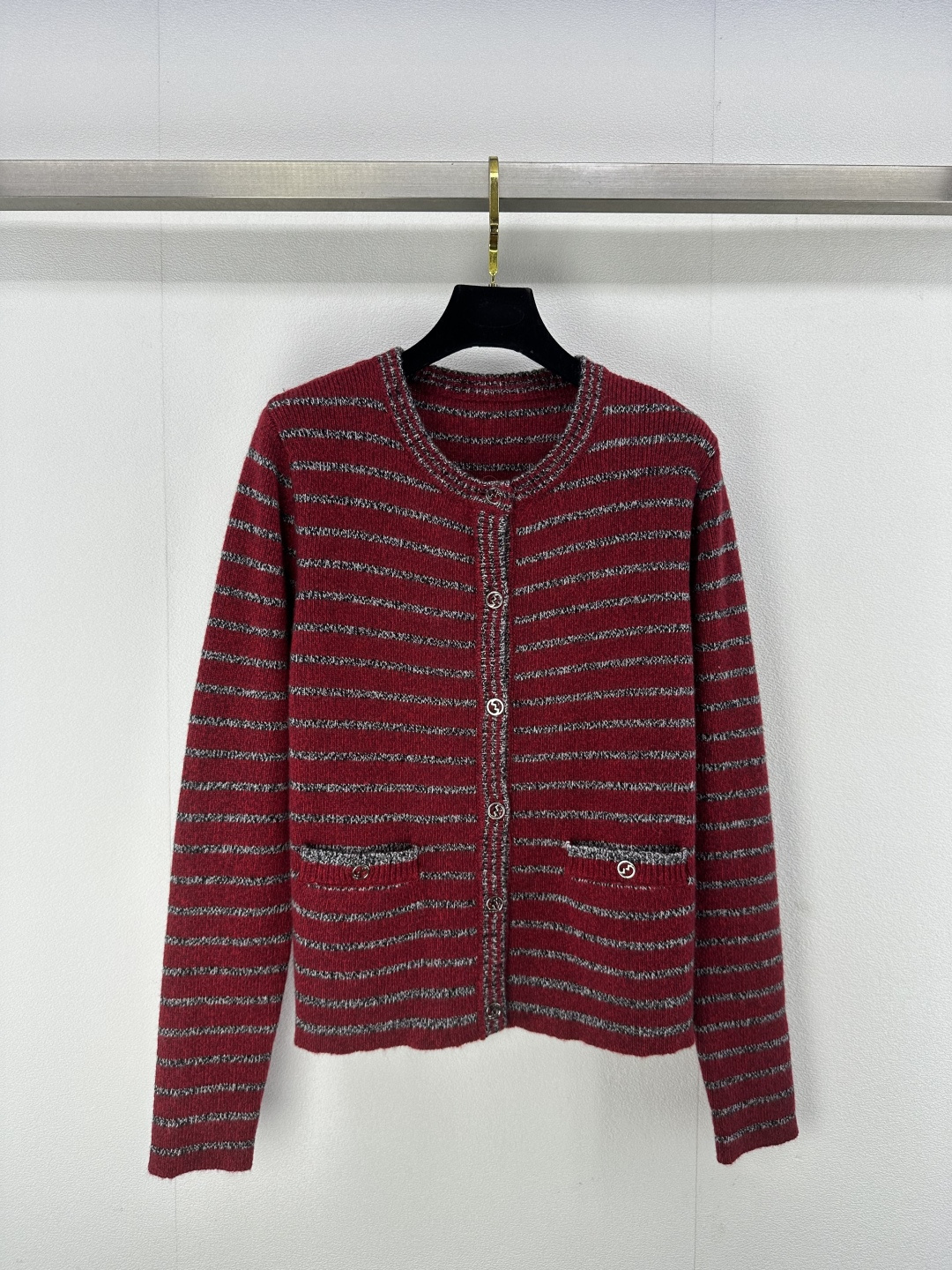 NO:323110,New details on Gucc* 25 Spring and Summer Latest Striped Knit Cardigan!  Customized wool yarn woven, soft and skin-friendly, comfortable and stylish, with obvious knitted texture and more weight. Knitted cardigan cut, the whole body is baseed with dark red, and the floral gray stripes are interwoven. The literary texture is full. The round neck neckline is appropriately exposed to the skin, beautify the proportion of the head and shoulders, and make the front lace different from the large body, forming a sense of layering. The retro style is strong. The regular style highlights the figure. Playful and age-reducing it. It is easy to control it on daily travel or party!  1 color 3 code SML, gucci, alexander wang19860909Gucc*上新细节 25 春夏最新错色条纹针织开衫！定制羊毛纱线织造 柔软亲肤 舒适有型 有明显针织料质感更显份量 针织开衫剪裁 通体以暗红色打底 搭配花灰色条纹交织 文艺质感十足 圆领领口恰当露肤 美化头肩比例更显瘦 前襟包边与大身走向相异 形成层次感 复古风格强烈 常规版型突显身材 俏皮减龄显白 日常出行或聚会轻松驾驭！ 1色3码SML,,gucci,alexander wang,Women's clothing