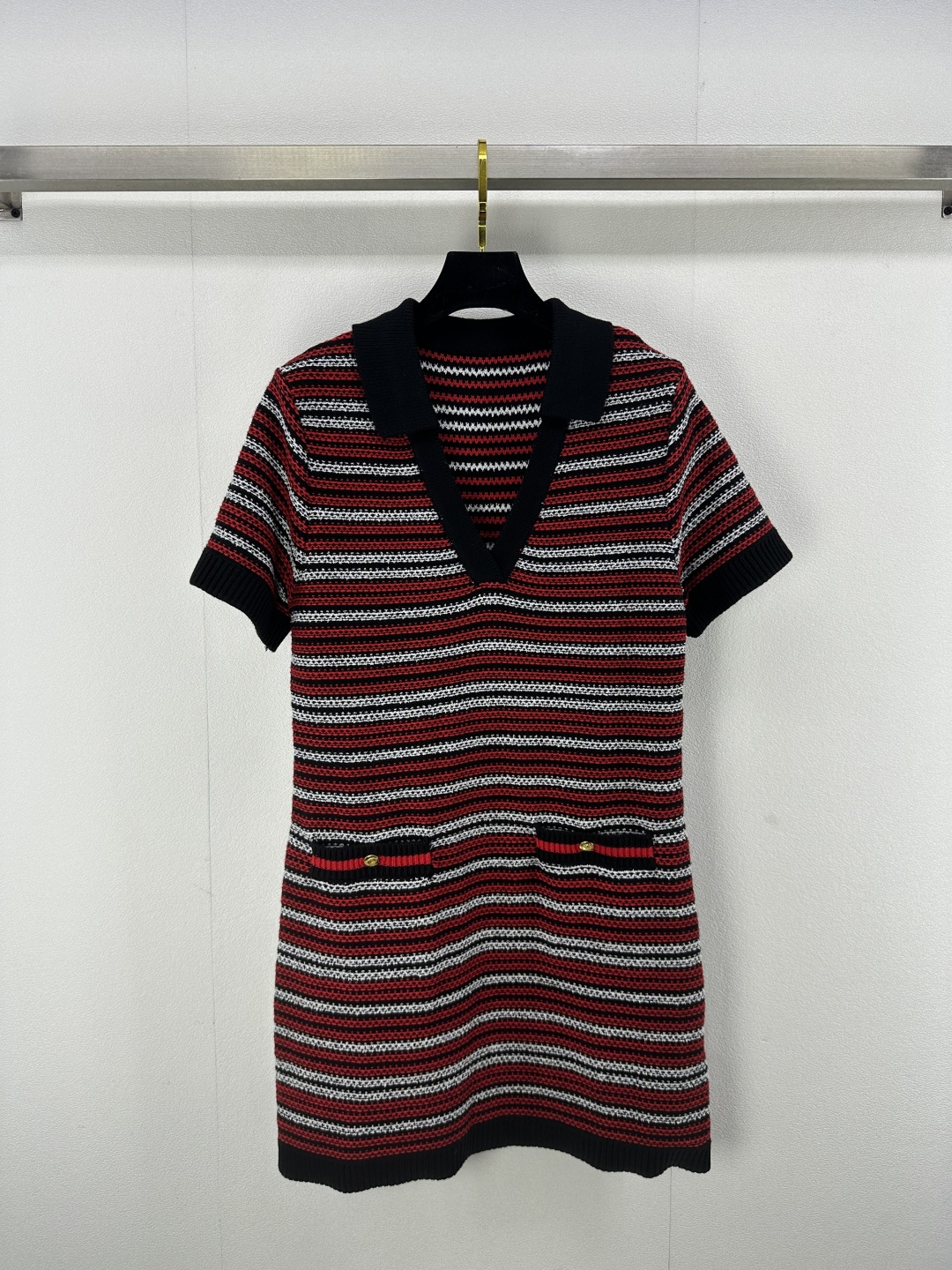 NO:323104,New details on Gucc* 25 The latest malformed striped knitted short-sleeved skirt in spring and summer. The whole body is baseed with dark red. The floral gray stripes are intertwined. The literary texture is full of literary texture. The lapel collar is appropriately exposed to the skin. The beautifies the head and shoulders proportions make it look slimmer. The retro style is strong. Playful and age-reducing. It is easy to control when traveling or gatherings!  1 color 3 code SML, gucci, skirts, T-shirt, alexander wang19860909Gucc*上新细节 25 春夏最新错色条纹针织短袖裙 通体以暗红色打底 搭配花灰色条纹交织 文艺质感十足 翻领领口恰当露肤 美化头肩比例更显瘦 复古风格强烈 俏皮减龄显白 日常出行或聚会轻松驾驭！ 1色3码SML,,gucci,skirts,T-shirt,alexander wang,Women's clothing