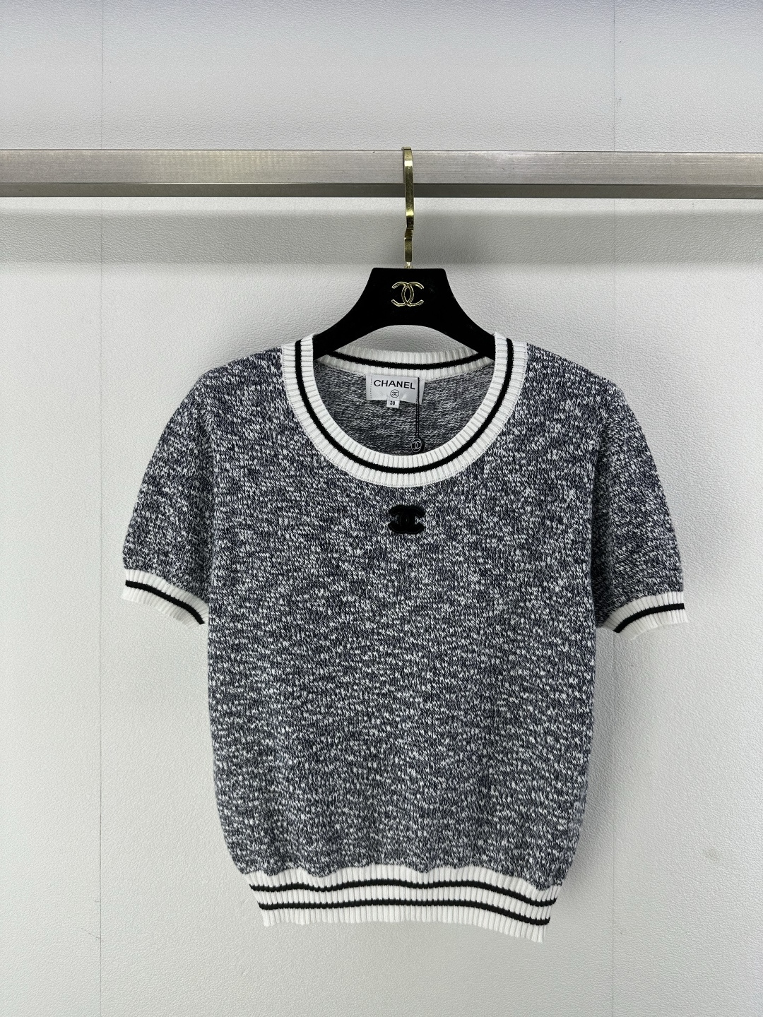 NO:323094,Chane* new details 25 Early spring new knitted round neck short sleeves Leader hem striped splicing design Classic double c letter logo contrast jacquard decoration Simple and fashionable daily versatile 3 colors 3 codes SML, chanel, T-shirt, alexander wang19860909Chane*上新细节 25 早春新款针织圆领短袖 领袖口下摆条纹拼接设计 经典双c字母logo撞色提花装饰 简约时髦日常百搭 3色3码SML,,chanel,T-shirt,alexander wang,Women's clothing