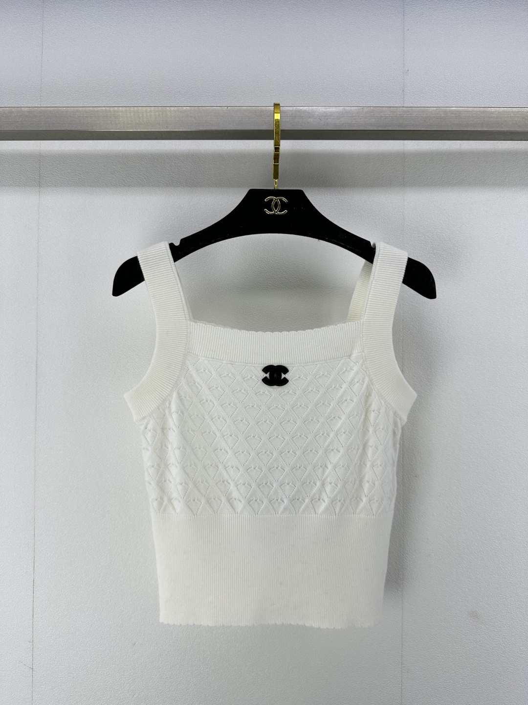 NO:323097,Chane* new details 25 Spring and summer new suspender vest with a large collar design reveals the collarbone and makes you look slim~very weighty and textured. The slim fit style looks very slim and high-end. The inner wear is very good. 2 colors and 3 sizes SML, chanel, alexander wang19860909Chane*上新细节 25 春夏新款吊带背心大方领设计露锁骨非常显瘦~非常有分量有质感 修身版型上身非常显瘦高级 单穿内搭都非常 2色3码SML,,chanel,alexander wang,Women's clothing
