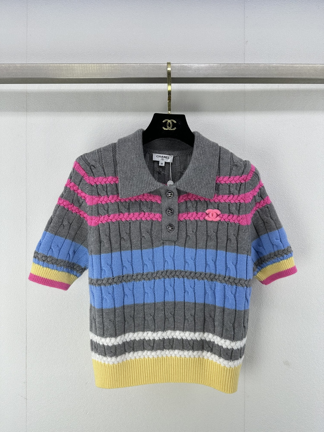 NO:323100,Chane* new details 25 Early spring new knitted contrasting lapel short-sleeved color contrasting twists have texture. The fabric is very comfortable to wear with close body. 2 colors and 3 sizes SML, chanel, T-shirt, alexander wang19860909Chane*上新细节 25 早春新款针织撞色翻领短袖彩色系撞色麻花有肌理感 面料贴身穿都很舒服 2色3码SML,,chanel,T-shirt,alexander wang,Women's clothing