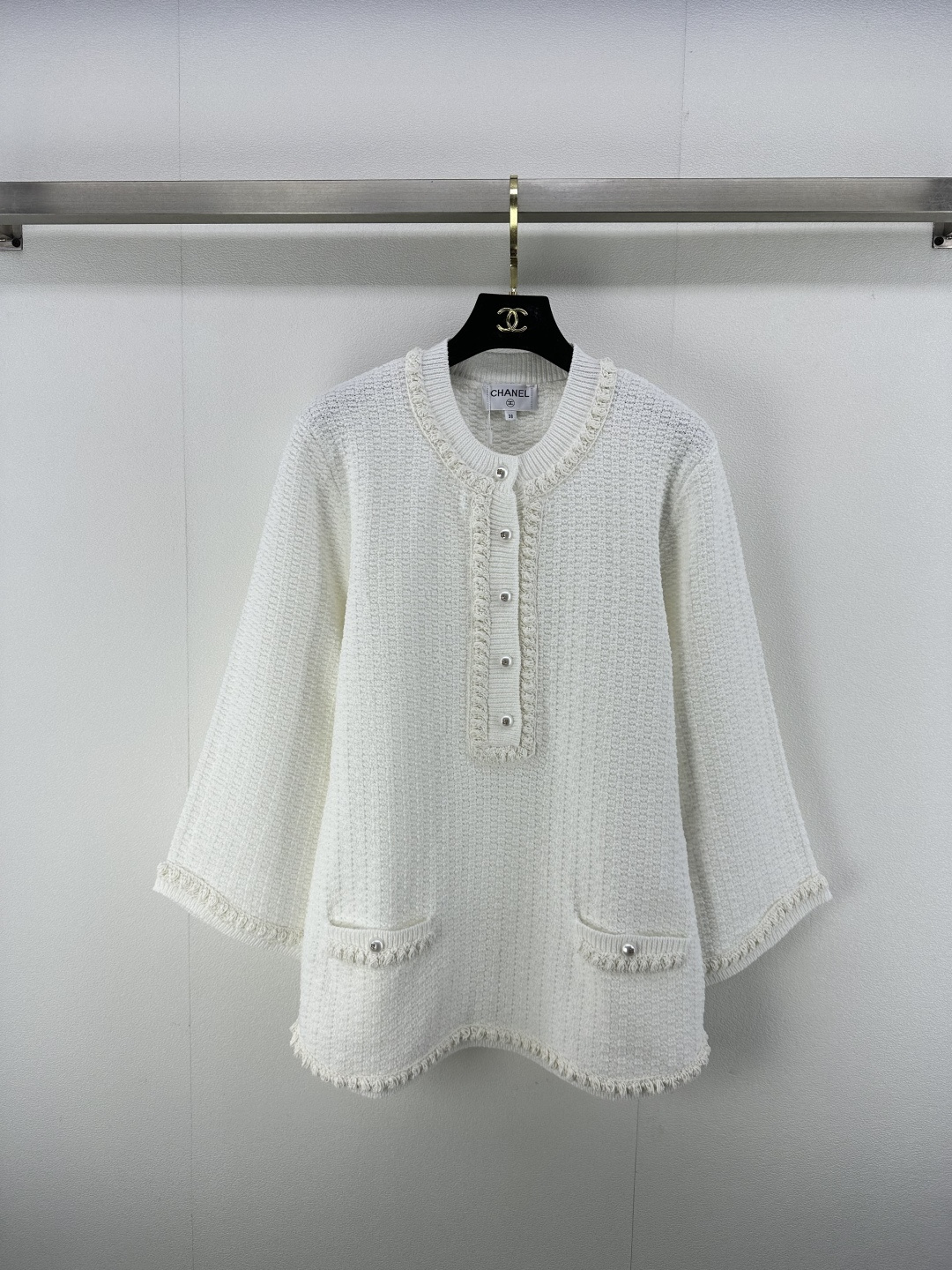 NO:493395,:1 Chane* new details, new round neck long-sleeved skirt for autumn and winter, customized YB wool yarn wool yarn, obvious texture, front shoulder design fits the human body, more slender and upright, front closure is open, the upper edge is light up the details with pearl round buttons, and the outline is outlined with three-dimensional weaving edges and interspersed on the plain color of the big body. The style of the celebrity is straight, perfectly interprets elegant 1 color 3 code SML, chanel, skirts, alexander wang19860909:1 Chane*上新细节 秋冬新品圆领长袖裙 定制YB羊毛纱线织造 肌理明显 正肩设计贴合人体 更显身姿纤细挺拔 前襟敞开处理 上缘以珍珠圆扣点亮细节 配合立体编织捆边勾勒轮廓穿插于大身素色之上 名媛格调立显 完美演绎优雅 1色3码SML,,chanel,skirts,alexander wang,Women's clothing