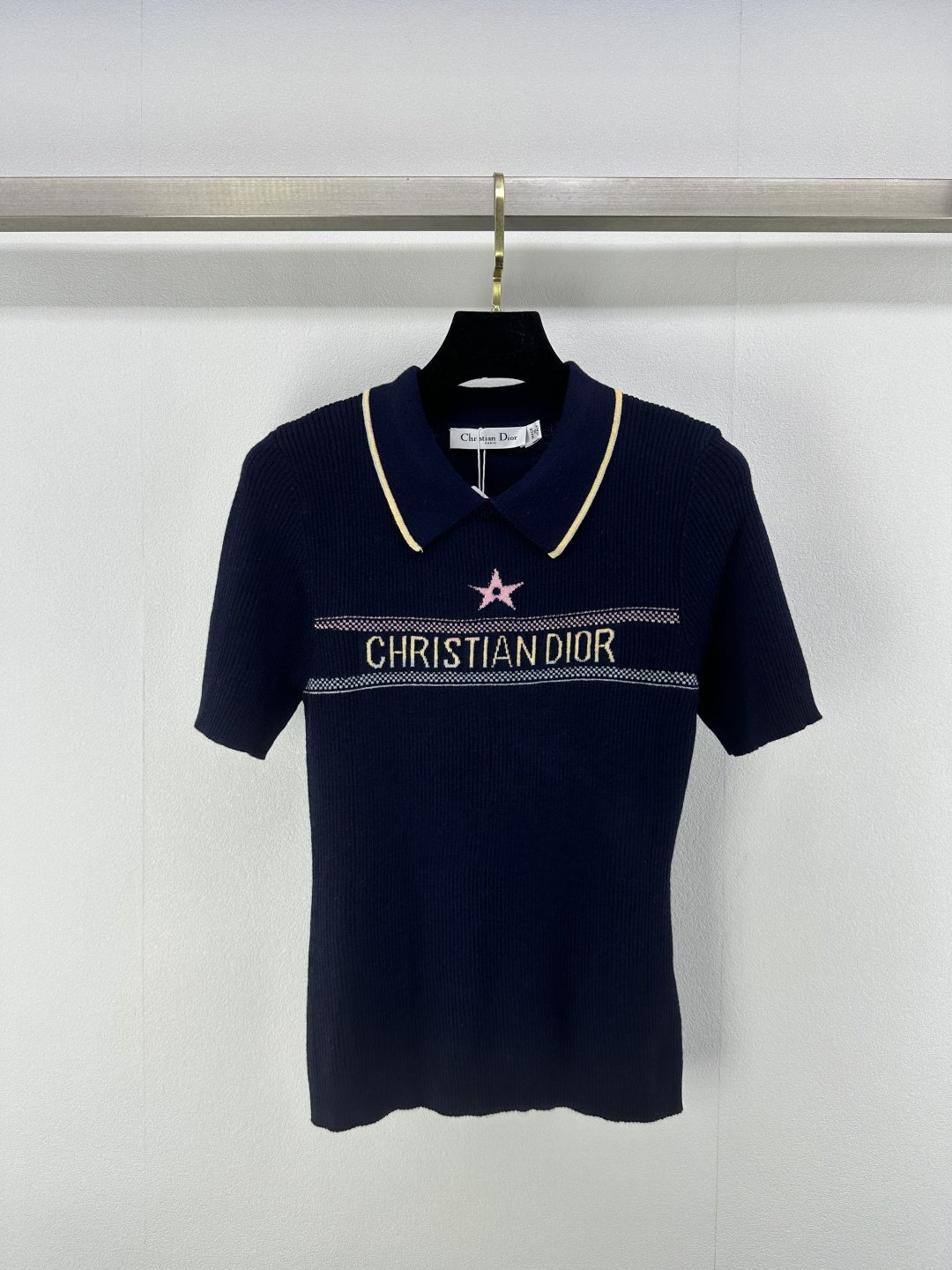 NO:328297,New details on Dio* 25 Spring and Summer Latest Five-pointed Star Letter Knitted Lapel Short Sleeves!  White, rich and beautiful must-have high-end items!  Contrasting letter logo is low-key and luxurious, the classic style is not picky, and the temperament is elegant and age-reducing girlish style!  2 color 3 code SML, dior, T-shirt, alexander wang19860909Dio*上新细节 25 春夏最新五角星字母针织翻领短袖！白富美必入高级单品！撞色字母logo低调奢华,经典版型不挑人,气质优雅减龄少女风！ 2色3码SML,,dior,T-shirt,alexander wang,Women's clothing