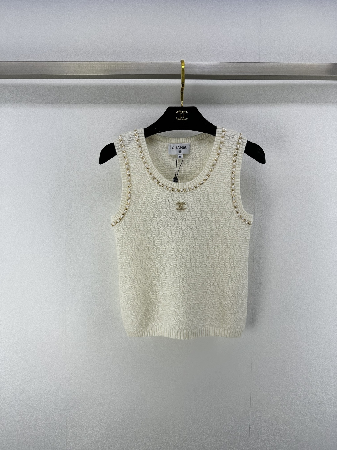 NO:334499,New details on Chane* 25 New summer chain suspender vest exquisite diamond texture Interwoven elegant style Chain trim embellishment Injects the soul elements of the brand. Whether it is pure beige or deep hidden blue, it highlights Chanel's unique fashion aesthetics and easily matches a high-end atmosphere. 2 colors and 3 codes SML, chanel, chanel, alexander wang19860909Chane*上新细节 25 夏季新款链条吊带背心精致菱格纹理 交织优雅格调 链条饰边点缀 注入品牌灵魂元素 无论是纯净米白 还是深邃藏蓝 皆彰显香奈儿独特时尚美学 轻松搭配出高级氛围感 2色3码SML,,chanel,chanel,alexander wang,Women's clothing