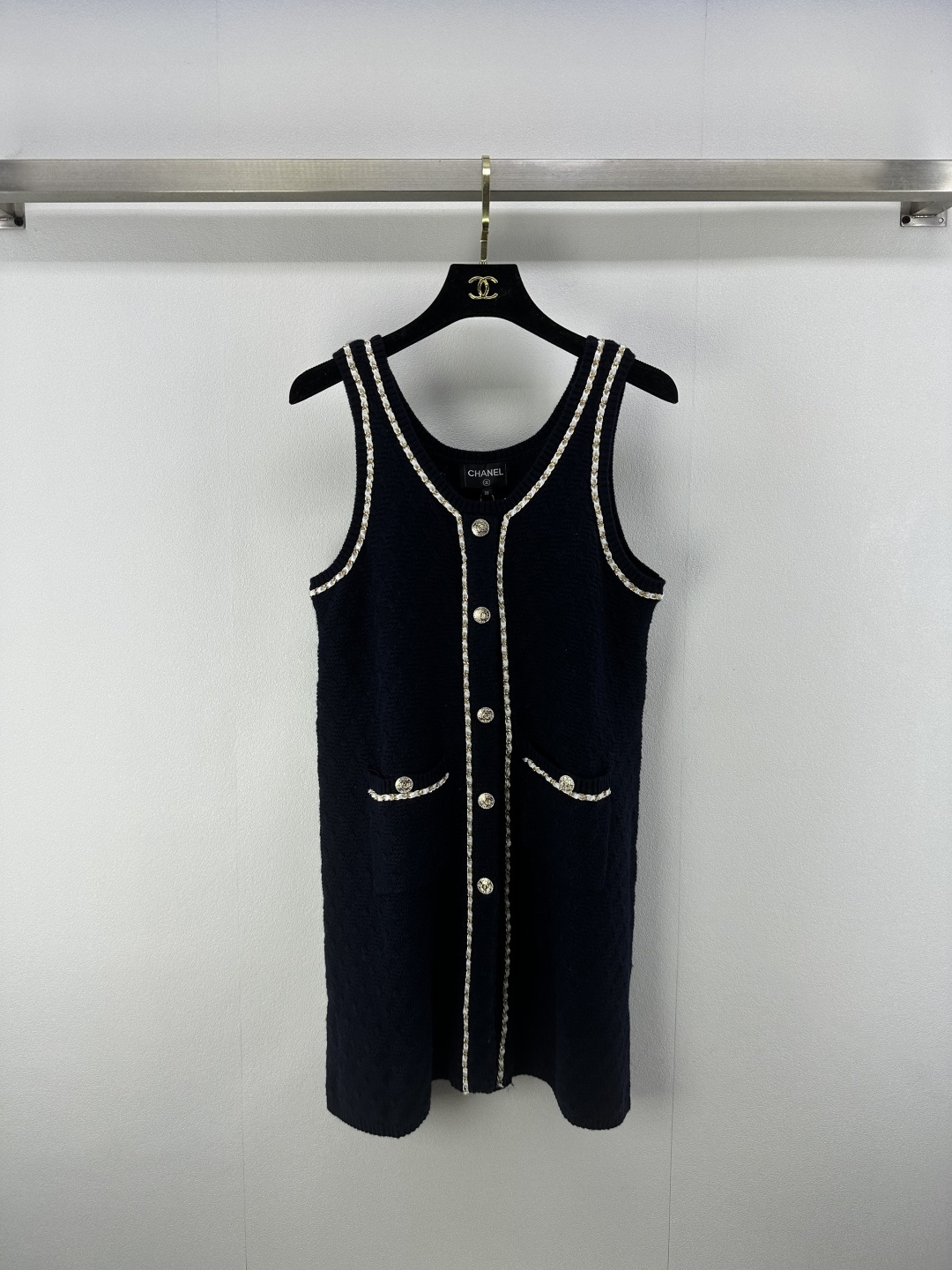 NO:334496,New details on Chane* 25 New summer chain suspender vest skirt exquisite diamond texture Interwoven elegant style Chain trim injects the soul elements of the brand. Whether it is pure beige or deep hidden blue, it highlights Chanel's unique fashion aesthetics and easily matches a high-end atmosphere. 2 colors and 3 codes SML, chanel, chanel, skirts, alexander wang19860909Chane*上新细节 25 夏季新款链条吊带背心裙精致菱格纹理 交织优雅格调 链条饰边点缀 注入品牌灵魂元素 无论是纯净米白 还是深邃藏蓝 皆彰显香奈儿独特时尚美学 轻松搭配出高级氛围感 2色3码SML,,chanel,chanel,skirts,alexander wang,Women's clothing