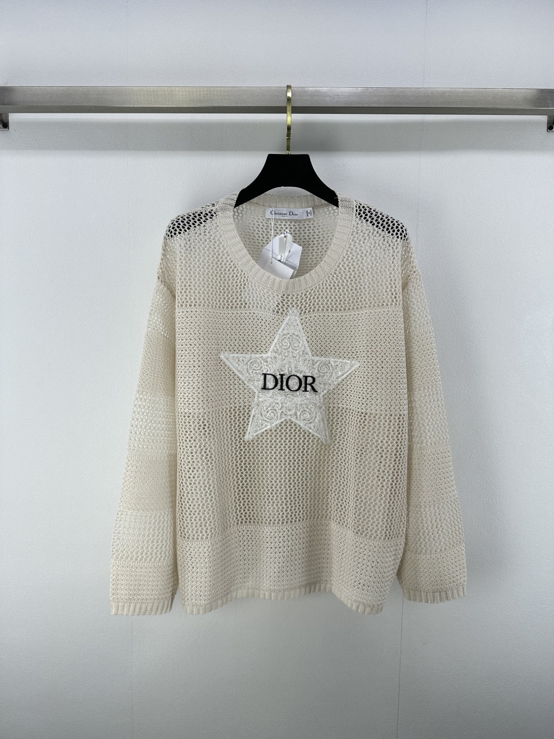 NO:331916,New details on Dio* 25 Spring and summer new knitted five-pointed star sun protection long sleeves Classic lucky star letter logo embroidery decoration High-end fashionable and versatile 2 colors 3 codes SML, dior, alexander wang19860909Dio*上新细节 25 春夏新款针织五角星防晒长袖 经典幸运星字母logo刺绣装饰 高级时髦百搭 2色3码SML,,dior,alexander wang,Women's clothing