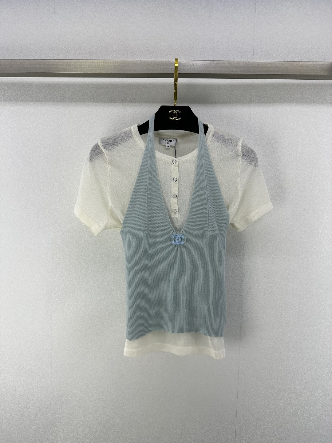 NO:331917,Chane* new details 25 new summer two-piece short sleeve halter vest   hollow short sleeve fabric breathable logo design embellishment high-end atmosphere on the upper body 3 colors 3 codes SML, chanel, T-shirt, alexander wang19860909Chane*上新细节 25 夏季新款两件套短袖 挂脖背心  镂空短袖 面料透气 logo设计修饰点缀 上身高级氛围感 3色3码SML,,chanel,T-shirt,alexander wang,Women's clothing