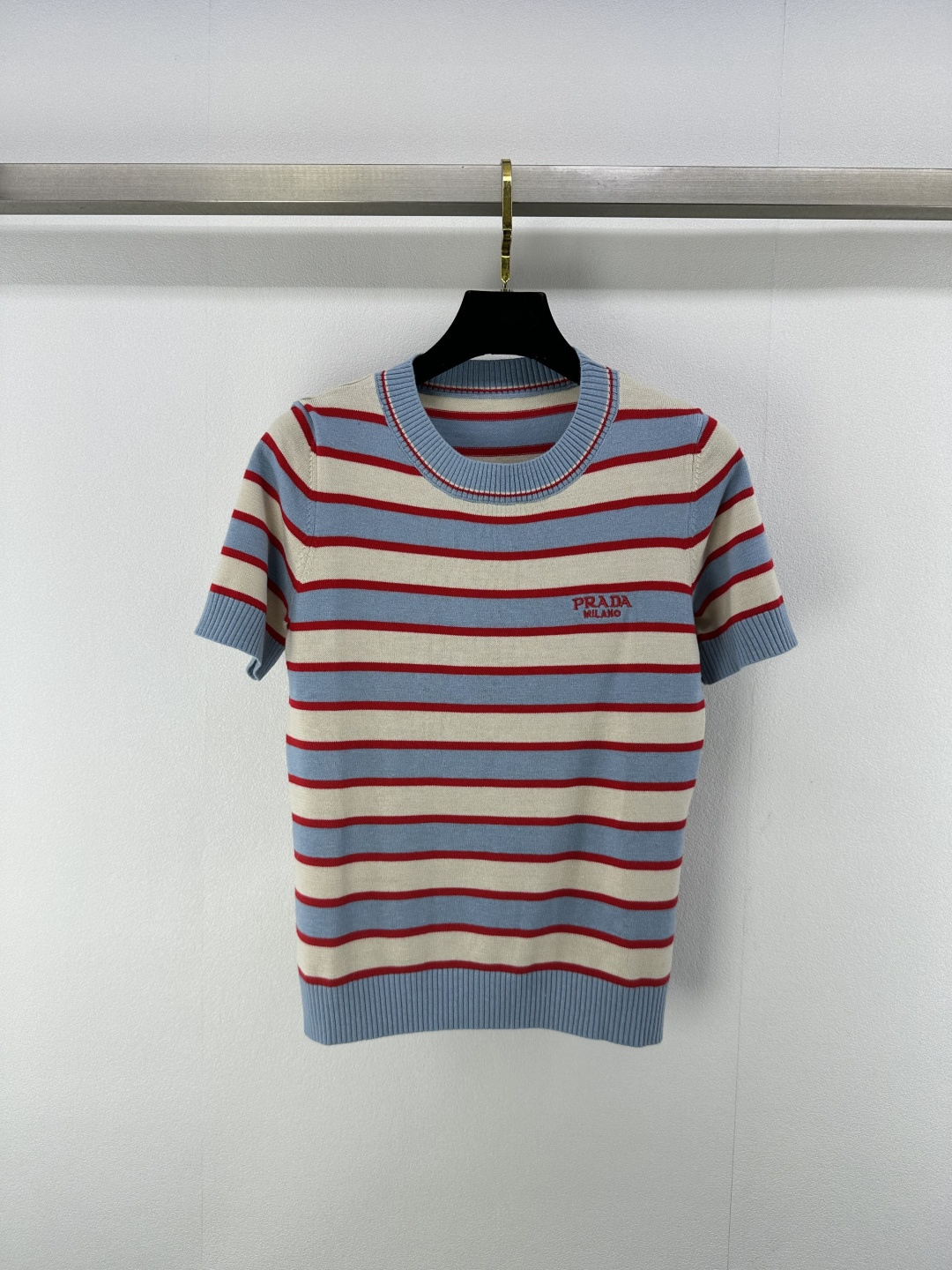 NO:331935,New details on Prad* 25 Spring and Summer Latest Striped Knit Short Sleeve!  Customized cotton wool yarn weaving, fixed color and dyeing, perfectly restored quality, soft and skin-friendly, comfortable and stylish, round neck short-sleeved style, appropriate skin exposure, beautify the proportion of head and shoulders, and make the collar more slimming, threaded edges and large body stripes collide to create a sense of layering, colored and interwoven on the chest letter logo decoration, strong retro style, slim fit style highlights the figure, playful, age-reducing, and easy to control when traveling or having a relaxing party!  1 color 3 code SML, prada, T-shirt, alexander wang19860909Prad* 上新细节 25 春夏最新条纹针织短袖！定制棉毛纱线织造 定色定染 完美还原品相 柔软亲肤 舒适有型 圆领短袖版型 领口恰当露肤 美化头肩比例更显瘦 螺纹包边与大身条纹碰撞形成层次感 通体彩色交织胸前字母徽标装饰 复古风格强烈 修身版型突显身材 俏皮减龄显白 日常出行或轻松聚会轻松驾驭！ 1色3码SML,,prada,T-shirt,alexander wang,Women's clothing