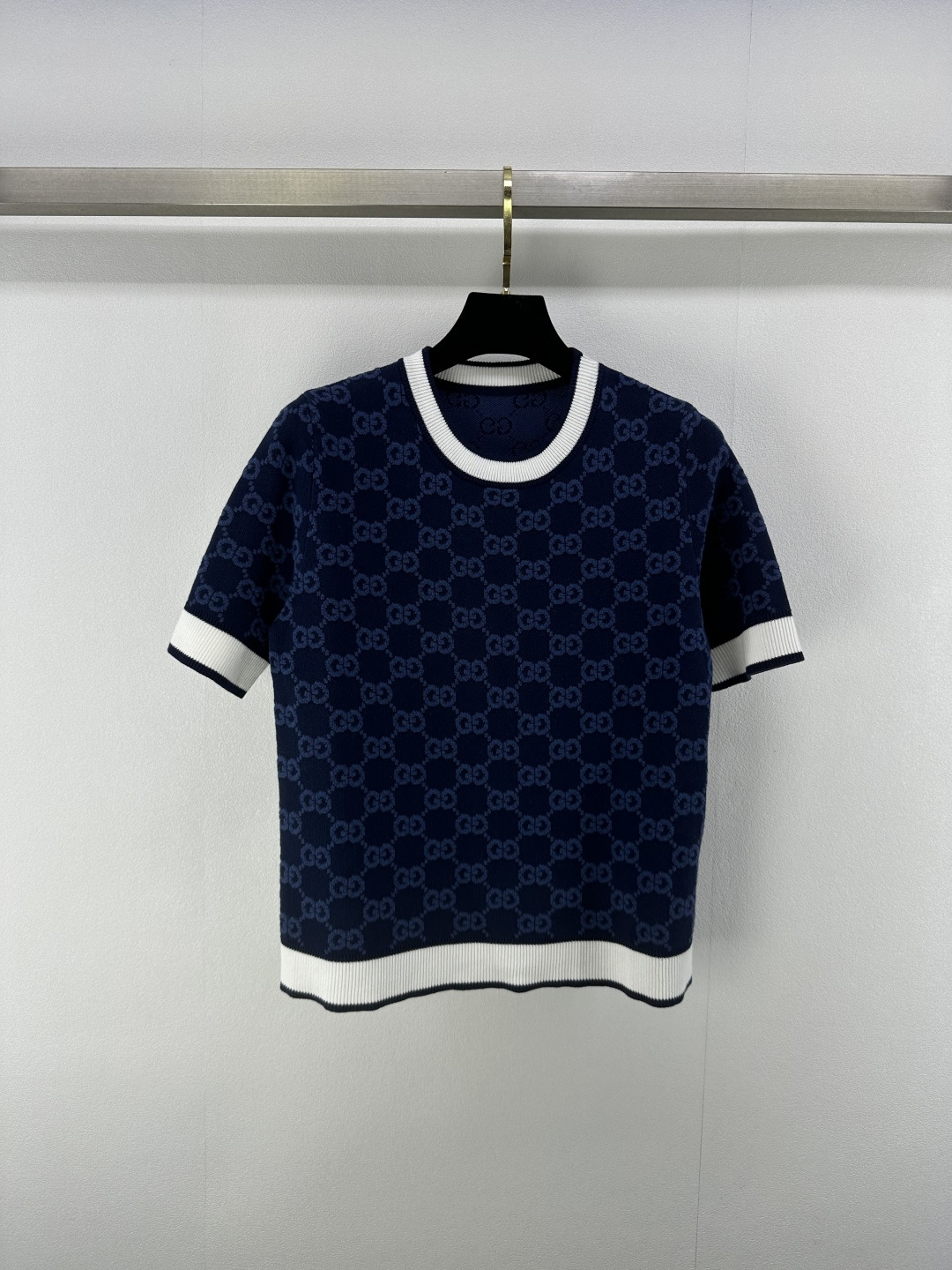 NO:331918,Gucc* New Details 25 Spring and Summer New Jacquard Knitted Short Sleeve Customized YB Wool Yarn Weaving Texture Breathable Comfortable Delicate Jacquard Fully Printed Double G Patterns Clothes Cuffs Hem Splicing Elegant Retro Regular Style Necessary for Casual Commuting 1 Color 3 SML, gucci, T-shirt, alexander wang19860909Gucc*上新 细节 25 春夏新款提花针织短袖 定制YB羊毛纱线织造 质感透气 舒适细腻 成衣提花满印双G图案 衣襟袖口下摆螺纹拼接 优雅复古 常规版型 休闲通勤必备 1色3码SML,,gucci,T-shirt,alexander wang,Women's clothing