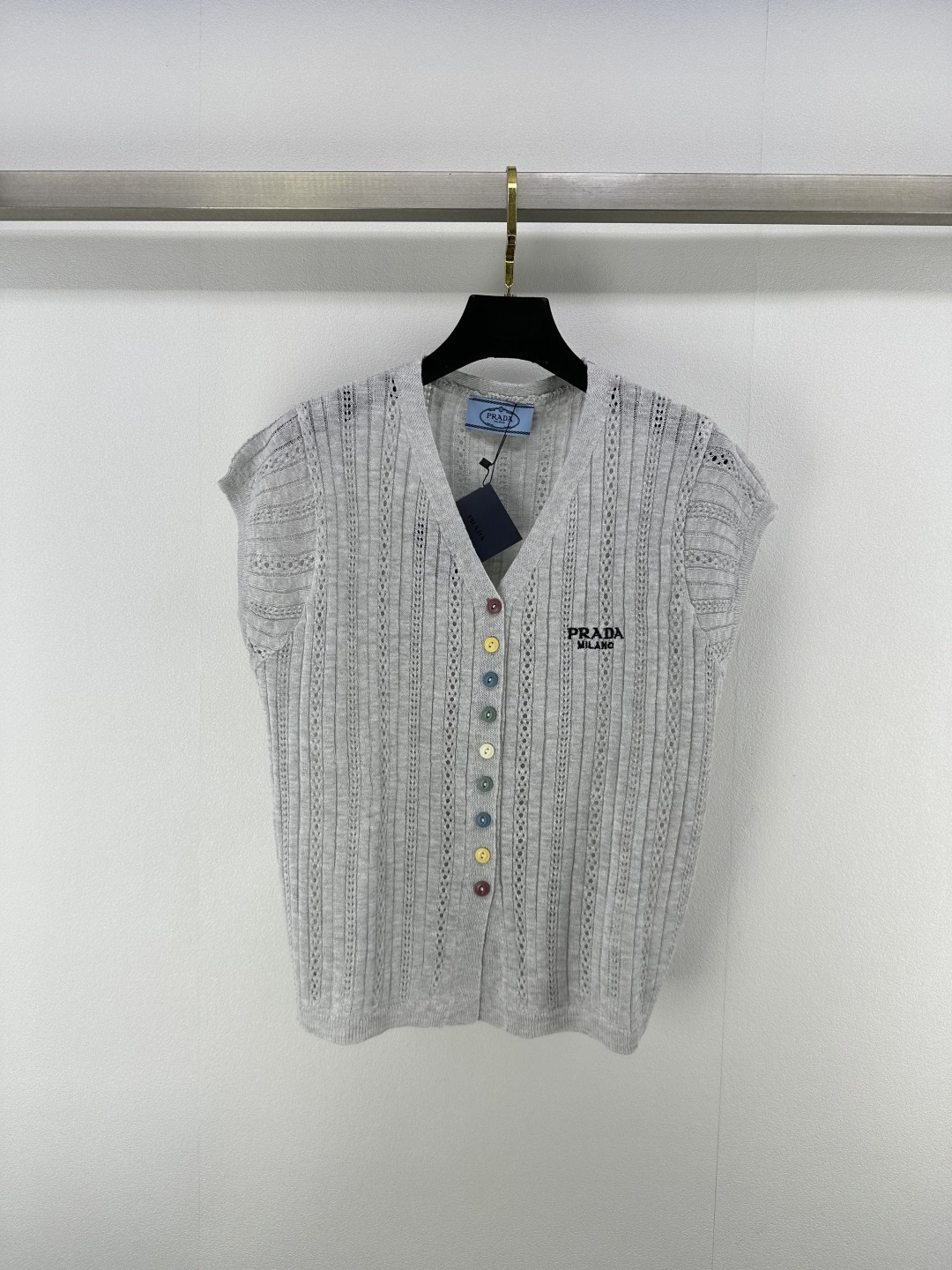 NO:331919,New in Prad* Details 25 New summer V-neck cardigan short sleeves exquisite hollow weaving is an ingenious artistic expression, making clothes lively and vivid in light of light and shadow Colorful buttons are like jumping notes, injecting vitality into simple design, breaking monotony, lighting up the overall shape 