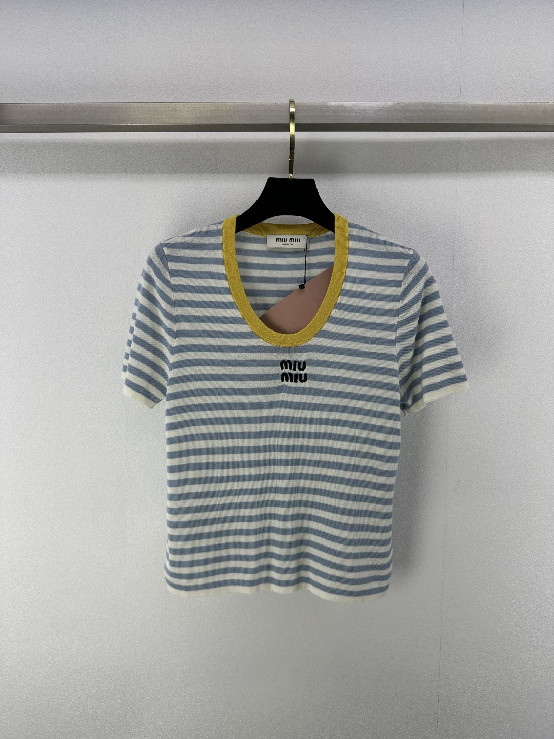 NO:331921,Miumi* New Details 25 Spring and Summer Latest Contrast Stripe Knitted Short Sleeves!  The embroidery logo contrast color matching is very beautiful to create a fashionable and high-end temperament item, worry-free and upgraded the level of outfits, and a high-end and fashionable feeling up!  2 color 3 code SML, miumiu, T-shirt, alexander wang19860909Miumi* 上新细节 25 春夏最新撞色条纹针织短袖！刺绣logo 撞色配色巨好看打造出时髦高级的气质单品,无忧抬升穿搭层次,高级时髦感up！ 2色3码SML,,miumiu,T-shirt,alexander wang,Women's clothing