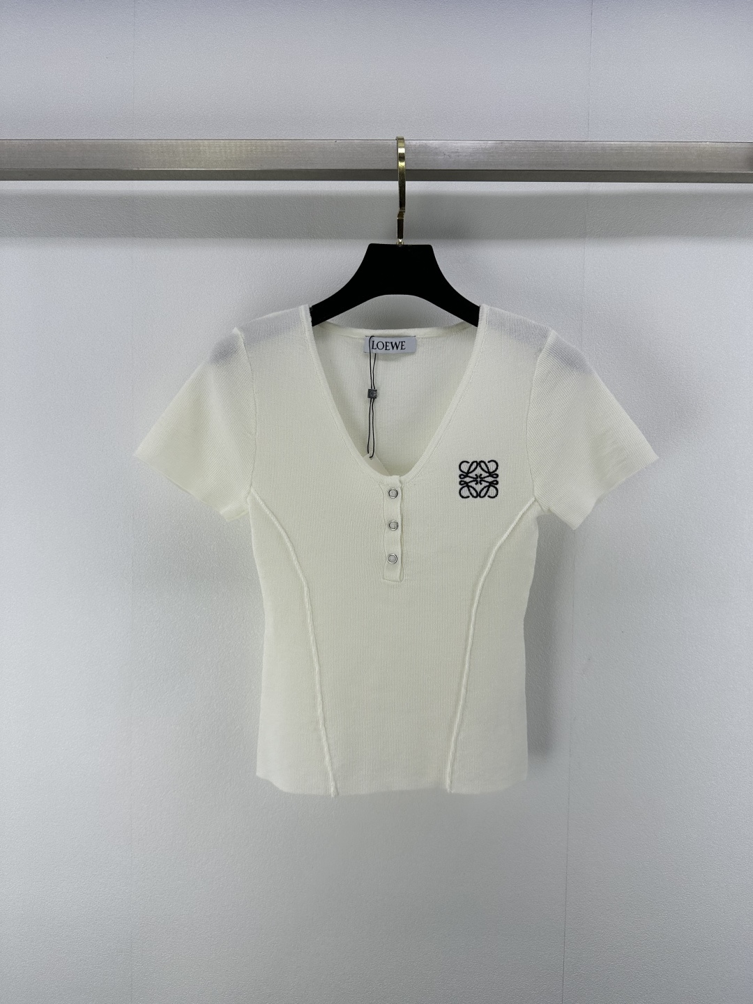 NO:331923,Loew* new details 25 Spring and summer latest small v neck short sleeves Contrast color design logo decoration Small v neck design elegant full mark ~ 3 colors 3 codes SML,,loewe,T-shirt,alexander wang19860909loew*上新细节 25 春夏最新小v领短袖 撞色设计logo装饰 小v领设计气质优雅满分～ 3色3码SML,,loewe,T-shirt,alexander wang,Women's clothing