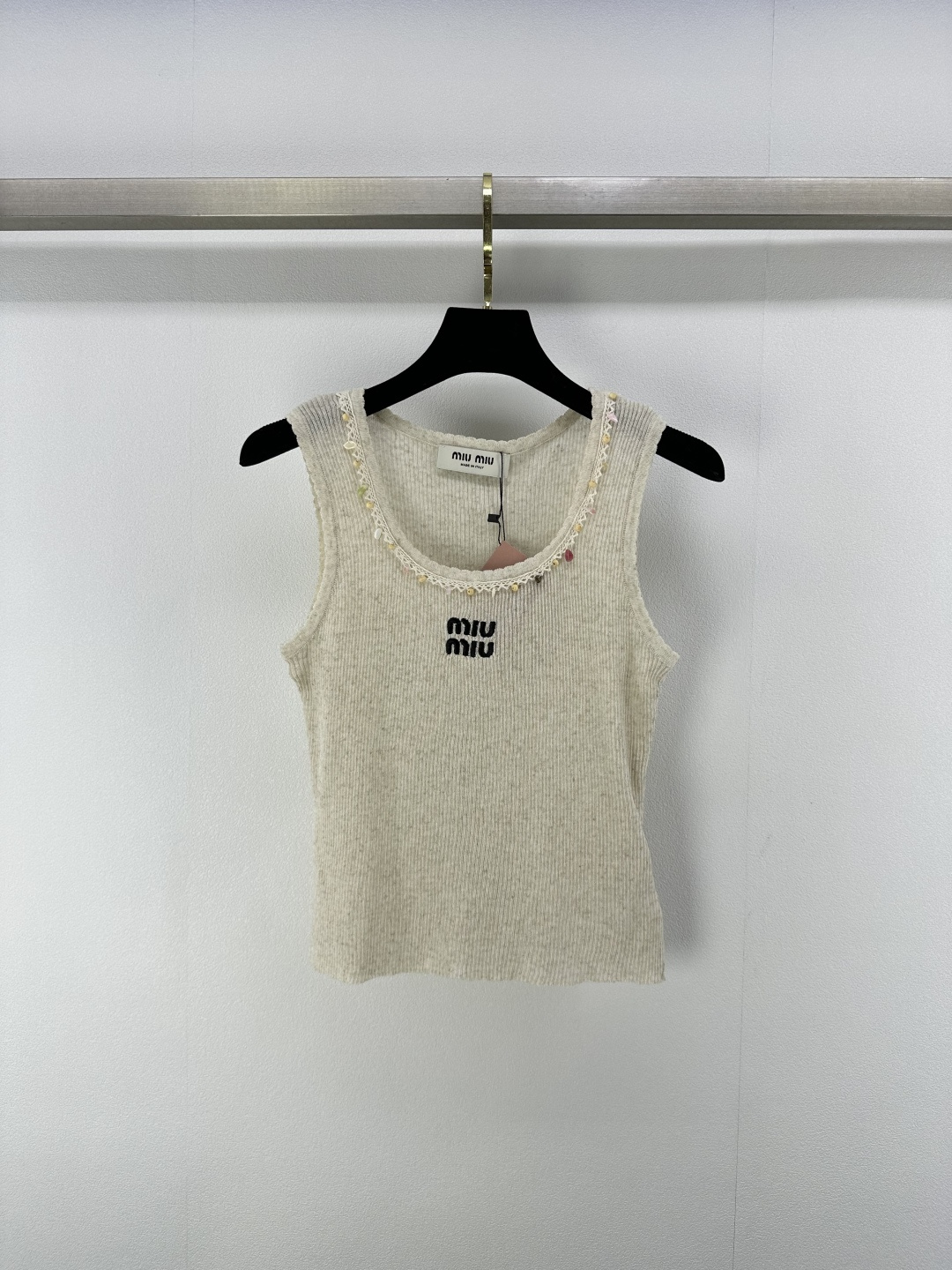 NO:331925,Miumi* new details 25 New summer knitted shell vest The perfect fusion of fashion and elegance meets different outfit needs The exquisite pearl chain decoration at the neckline is like fine starlight falling, adding a sense of softness and gorgeousness The iconic brand letter embroidery on the chest Low-key highlights the style 2 colors and 3 codes SML, miumiu, alexander wang19860909miumi*上新细节 25 夏季新款针织贝壳背心 时尚与优雅的完美融合 满足不同穿搭需求 领口处精致的珍珠链条装饰 如细碎星光洒落 增添柔媚华丽感 胸前标志性的品牌字母刺绣 低调彰显格调 2色3码SML,,miumiu,alexander wang,Women's clothing