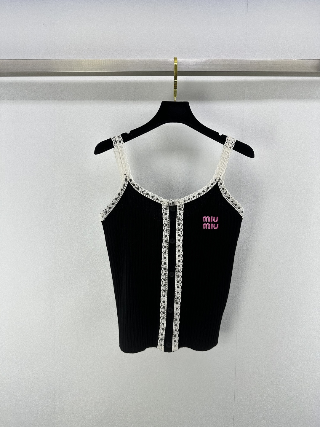 NO:331927,New details on Miumiu* 25 Spring and Summer Latest Contrast Lace Knitted Vest!  A single item with a retro, simple and self-contained aura!  Lace lace design creates a sweet and beautiful girlish style with age reduction 3 colors and 3 codes SML, miumiu, alexander wang19860909Miumiu*上新细节 25 春夏最新撞色蕾丝针织背心！复古简约又自带气场的单品！蕾丝花边设计打造少女风减龄甜美气息 3色3码SML,,miumiu,alexander wang,Women's clothing