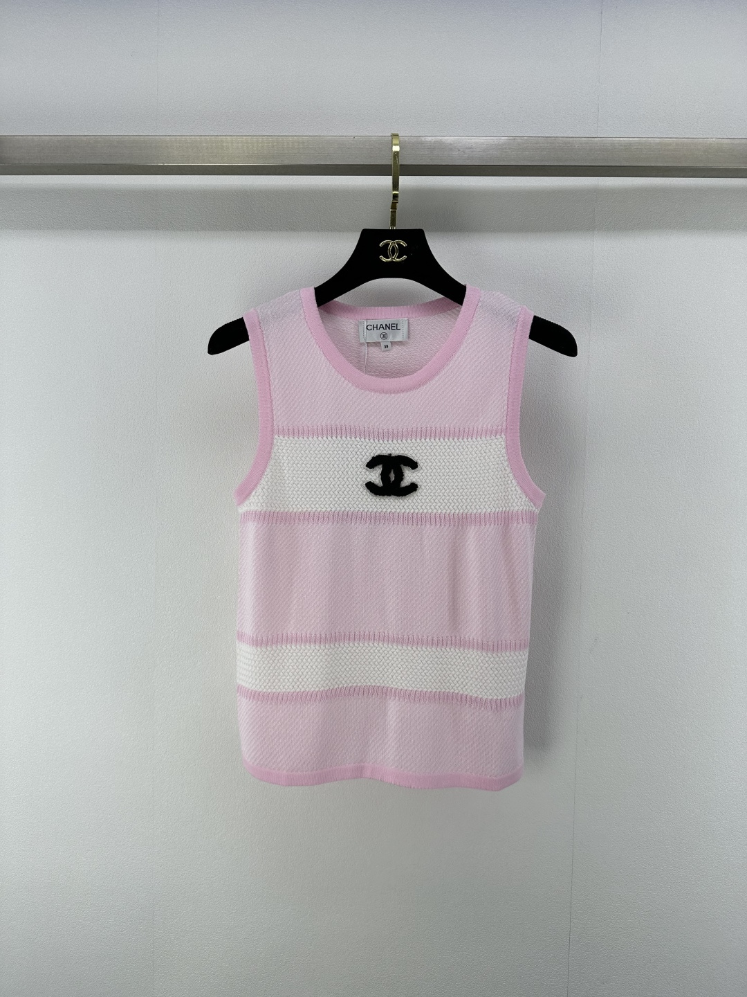 NO:331929,CHAN*L new details 25 Spring and summer latest striped vest Navy series striped vest style ~ chest flocking logo embroidery simple and versatile, must-have for stripes every year, and it looks good if you wear it alone!  Versatile and quality, a must-have for daily matching!  !  2 colors 3 codes SML, chanel, alexander wang19860909CHAN*L上新细节 25 春夏最新条纹背心 海军风系列条纹背心款～ 胸前植绒logo刺绣点缀 简约百搭 每年条纹必入款 打底单穿都好看 ！百搭有品质 日常搭配必备！！ 2色3码SML,,chanel,alexander wang,Women's clothing