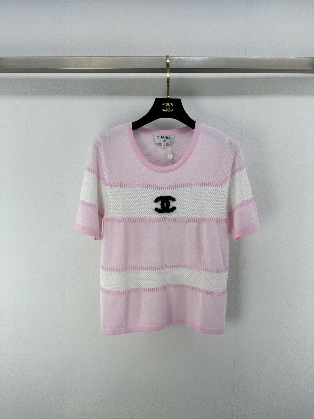 NO:331931,CHAN*L new details 25 Spring and summer latest striped short-sleeved navy series striped vest style ~ chest flocking logo embroidery embroidery simple and versatile. A must-have for stripes every year. It looks good when worn alone!  Versatile and quality, a must-have for daily matching!  !  2 color 3 code SML, chanel, T-shirt, alexander wang19860909CHAN*L上新细节 25 春夏最新条纹短袖 海军风系列条纹背心款～ 胸前植绒logo刺绣点缀 简约百搭 每年条纹必入款 打底单穿都好看 ！百搭有品质 日常搭配必备！！ 2色3码SML,,chanel,T-shirt,alexander wang,Women's clothing