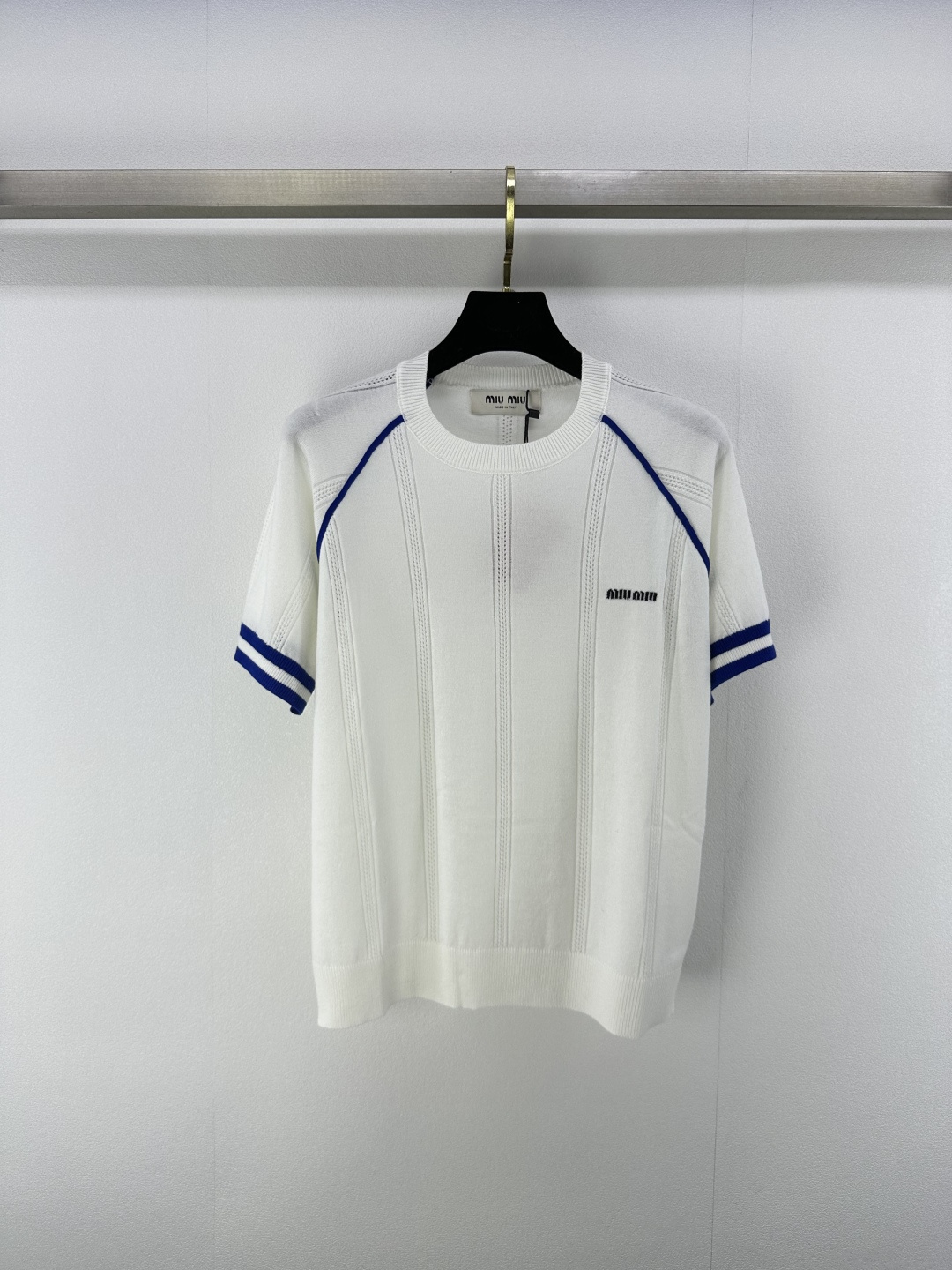 NO:331933,New details on miumi 25 Summer hollow contrasting round neck short sleeves, refreshing!  Colorful contrasting color design, hollow details add sexy, short-sleeved tailoring, summer must-have fashion items 1 color 3 code SML, miumiu, T-shirt, alexander wang19860909miumi上新细节 25 夏季镂空撞色圆领短袖,清爽来袭！多彩撞色设计,镂空细节增添性感,短袖剪裁,夏日必备时尚单品 1色3码SML,,miumiu,T-shirt,alexander wang,Women's clothing