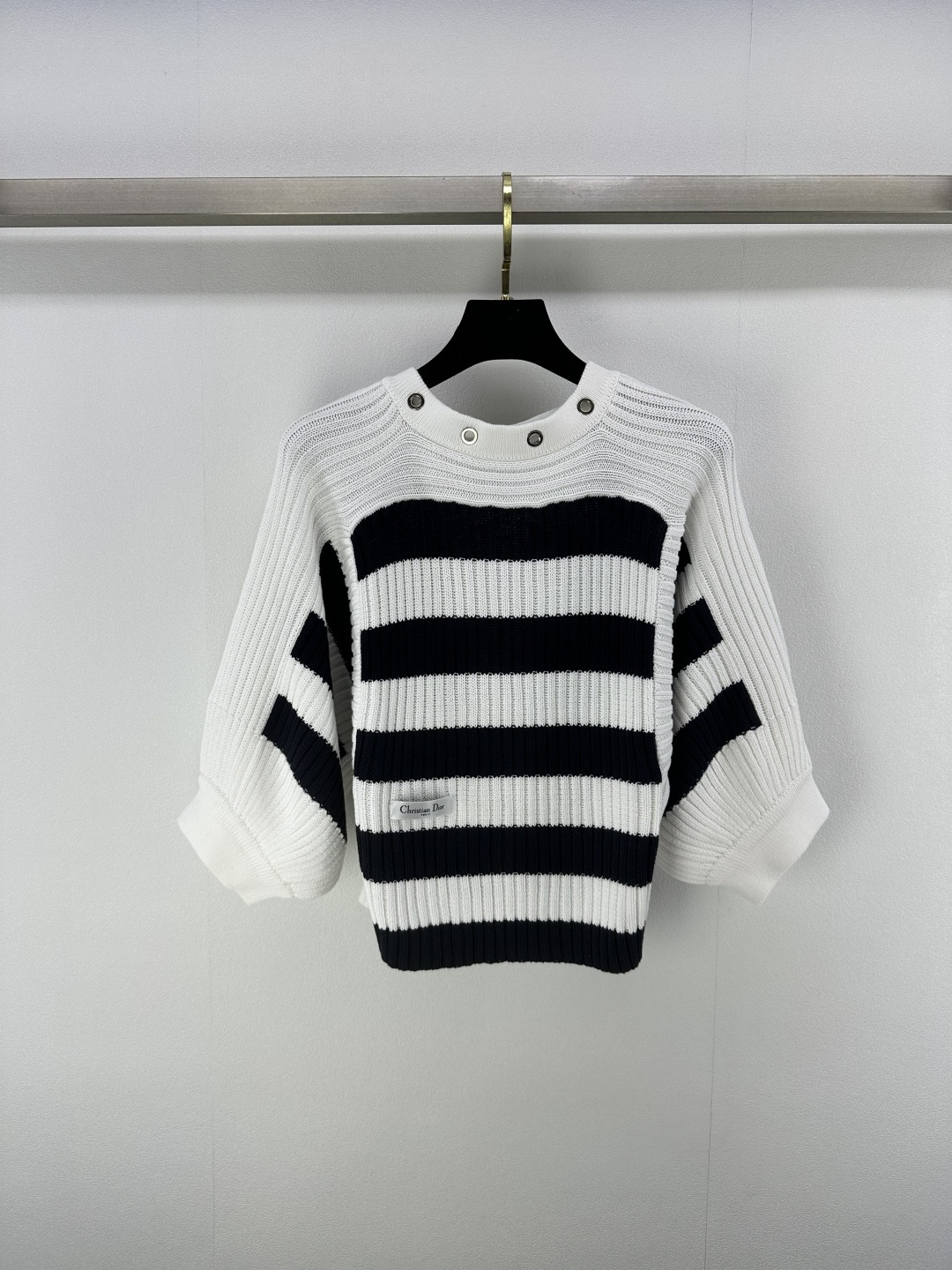 NO:332184,Dio* new details 25 Spring and Summer new MissD Han Suxi same style!  Striped knitted lantern sleeves short sleeves!  The temperament rivet round neck waist-hugging style is versatile and not picky. The back strap design is small and sexy, sweet and cool, high-end black and white French elegant temperament, imported high-end density yarn Swiss machine double weaving craft knitted yarn, the upper body looks slim and tall!  1 color 3 code SML, dior, T-shirt, alexander wang19860909Dio*上新细节 25 春夏新款MissD 韩素希同款！条纹针织灯笼袖短袖！气质铆钉圆领收腰版型百搭不挑人,后背绑带设计小性感甜酷兼备,高级黑白调法式优雅气质,进口高支密度纱线瑞士机双织工艺针织纱线,上身显瘦又高挑！ 1色3码SML,,dior,T-shirt,alexander wang,Women's clothing