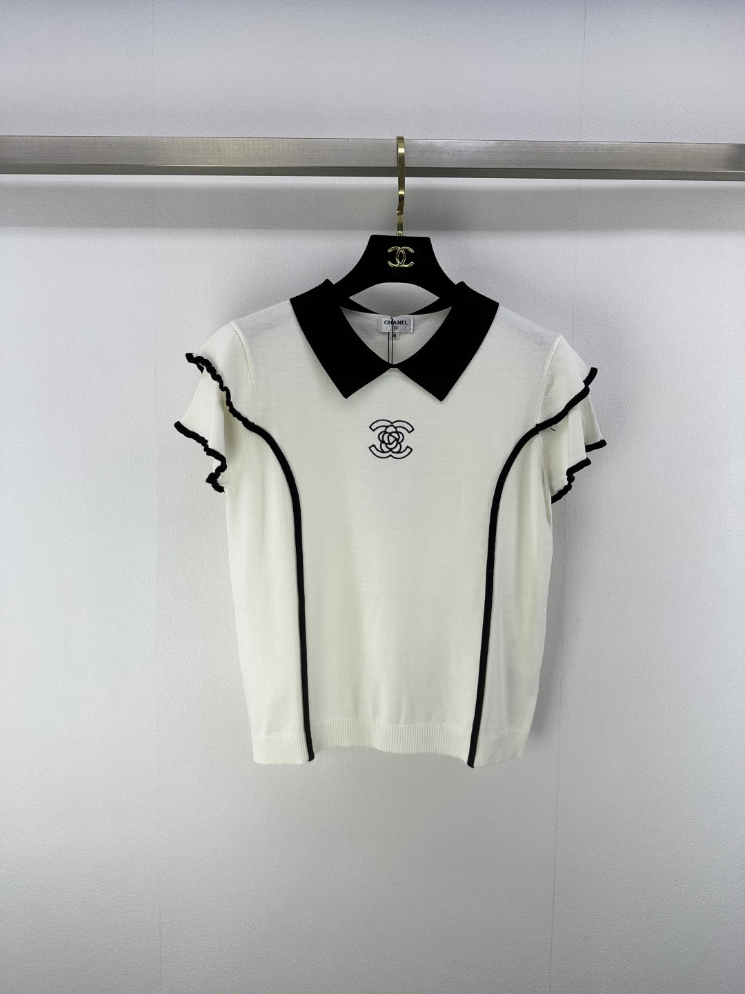 NO:332180,CHAN*L new details 25 new summer lace lapel short sleeves embroidered camellia logo embellishment lace sleeve design matching upper body slim and versatile 2 colors 3 size SML, chanel, T-shirt, alexander wang19860909CHAN*L上新细节 25 夏季新款花边翻领短袖 刺绣山茶花logo点缀修饰 花边袖设计搭配 上身显瘦百搭 2色3码SML,,chanel,T-shirt,alexander wang,Women's clothing