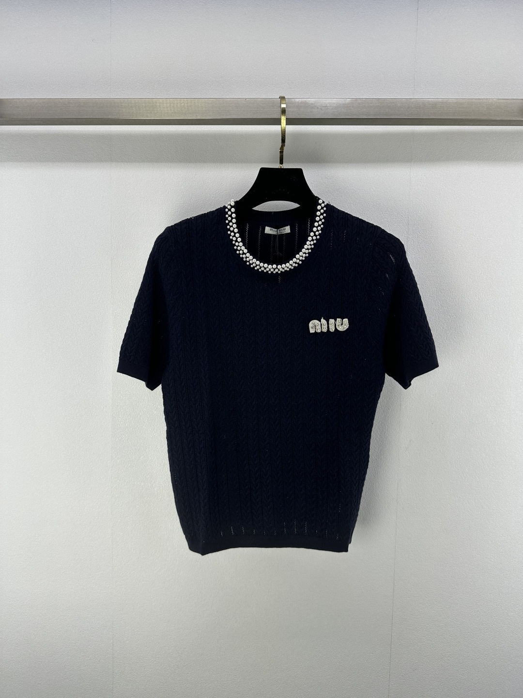 NO:332561,New details on MiuMi* 25 The latest beaded short sleeves in spring and summer!  Customized YB ice silk yarn weaving, elastic and comfortable, breathable and easy to wear, pearl short-sleeved beaded cut with neckline, letters and logo decoration on the chest, playful and age-reducing, easy to control when traveling or gatherings!  3 color 3 code SML, miumiu, T-shirt, alexander wang19860909MiuMi*上新细节 25 春夏最新系钉珠短袖！定制YB冰丝纱线织造 弹力舒适 透气好穿 领口珍珠短袖串珠剪裁 胸前镶嵌字母徽标装饰 俏皮减龄 日常出行或聚会轻松驾驭！ 3色3码SML,,miumiu,T-shirt,alexander wang,Women's clothing