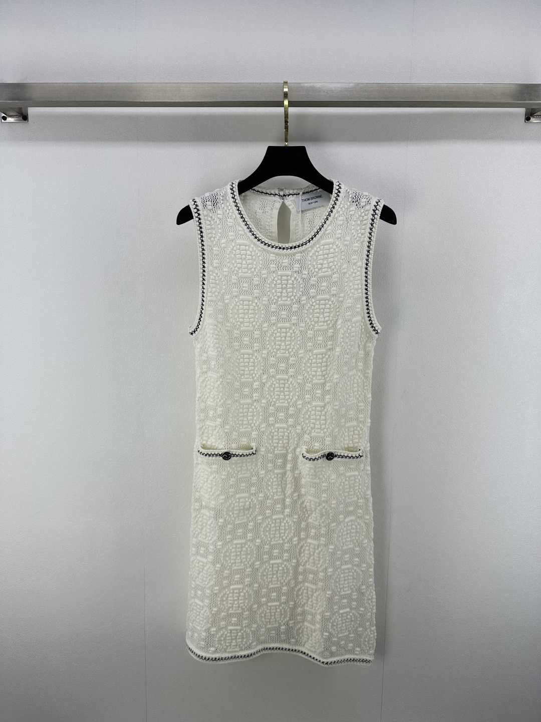 NO:332563,Tb* new details 25 Spring and summer new hollow vest skirt Customized YB wool knitted material Customized logo buckle Delicate and soft Breathable and comfortable Necklace braided embroidered edges Ready-to-wear relief crochet Elegant temperament Comfortable and fashionable Slim fit style Slim and high-end Daily commuting 1 color 3 code SML, skirts, alexander wang19860909Tb*上新细节 25 春夏新品镂空背心裙 定制YB羊毛针织材质 定制logo扣 细腻柔软 透气舒适 领口编织绣边 成衣浮雕工艺钩织 优雅气质 兼具舒适时尚 修身版型 上身显瘦高级 日常通勤 1色3码SML,,skirts,alexander wang,Women's clothing