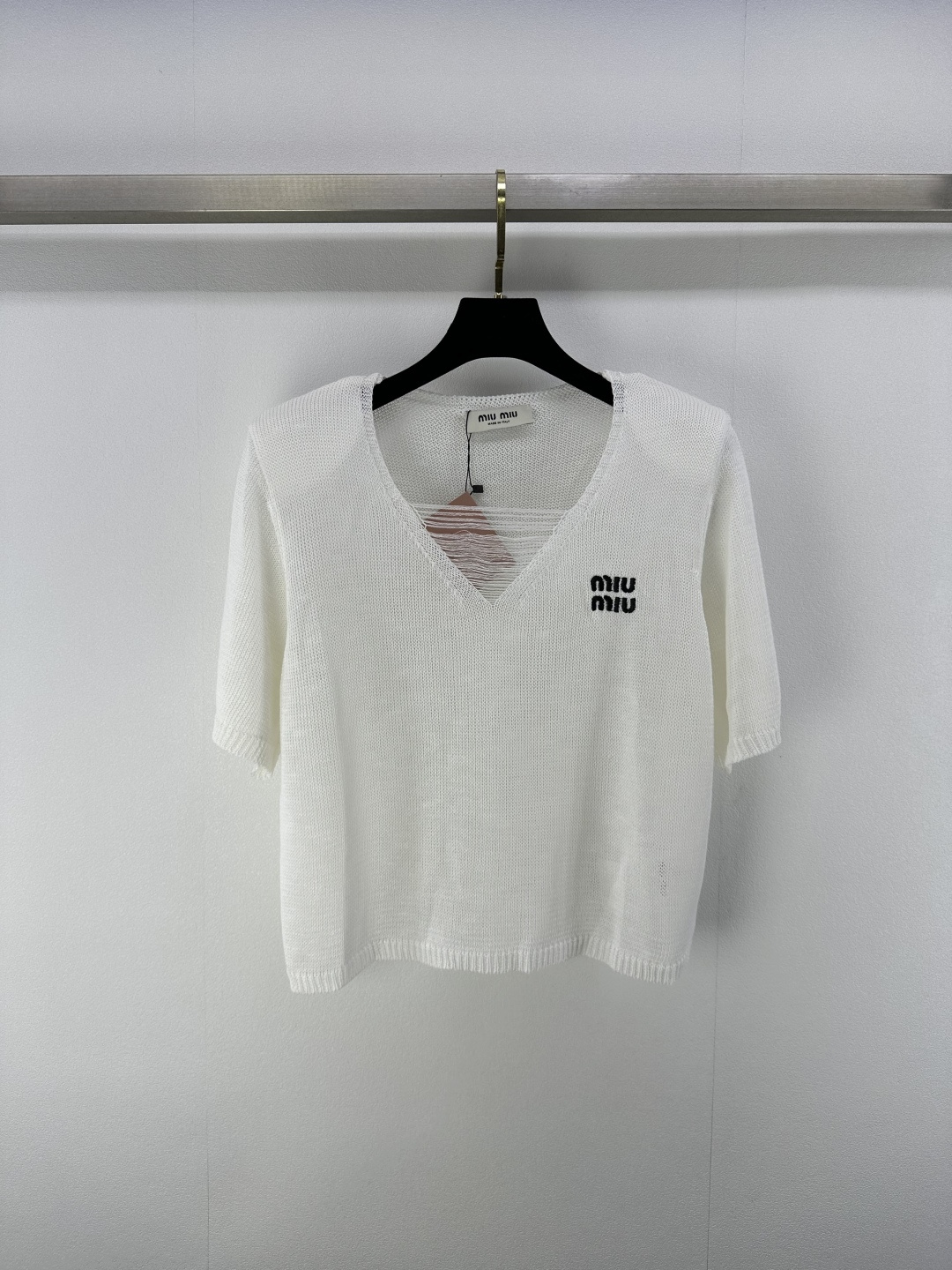 NO:332565,Miumi* New details 25 New summer v-neck short-sleeved lemon yellow fresh color scheme, chest line design sense, super white tone, with shoulder pads, chest logo high-end and fashionable, with huge temperament on the upper body!  A rich and beautiful woman must come in!  2 color 3 code SML, miumiu, T-shirt, alexander wang19860909Miumi* 上新细节 25 夏季新款v领短袖 柠檬黄清新配色 胸前线条设计感 超级显白的色调 自带垫肩 胸前logo高级又时尚 上身巨气质！白富美必入！ 2色3码SML,,miumiu,T-shirt,alexander wang,Women's clothing