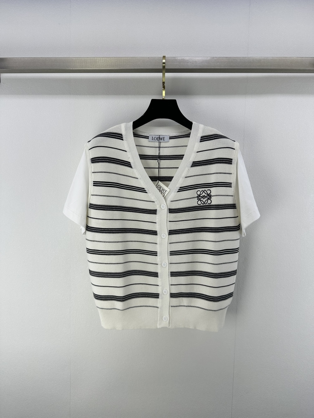 NO:332567,Loew* new details 25 Summer new style simple fake two-piece cardigan short-sleeved spliced ​​shirt design logo embellishment and decoration, slim and versatile upper body 2 colors 3 size SML,,loewe,shirts,T-shirt,alexander wang19860909loew*上新细节 25 夏季新款簡約假两件开衫短袖 拼接衬衫设计 logo点缀修饰 上身显瘦百搭 2色3码SML,,loewe,shirts,T-shirt,alexander wang,Women's clothing