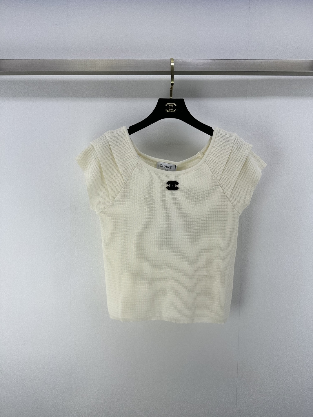 NO:332569,Chane* New Details 25 Spring and Summer Latest Flying Sleeve One-Shoulder Short Sleeve!  Off-shoulder fashionable minimalist style solid color matching is low-key and high-end, simple, generous, clean, slim and atmospheric, and a slim fit style that modifies the body proportions!  2 color 3 code SML, chanel, T-shirt, alexander wang19860909Chane*上新细节 25 春夏最新飞飞袖一字肩短袖！露肩时髦 极简风纯色系配色低调不失高级感,简洁大方干净显瘦大气,修身版型很好的修饰身材比例！ 2色3码SML,,chanel,T-shirt,alexander wang,Women's clothing