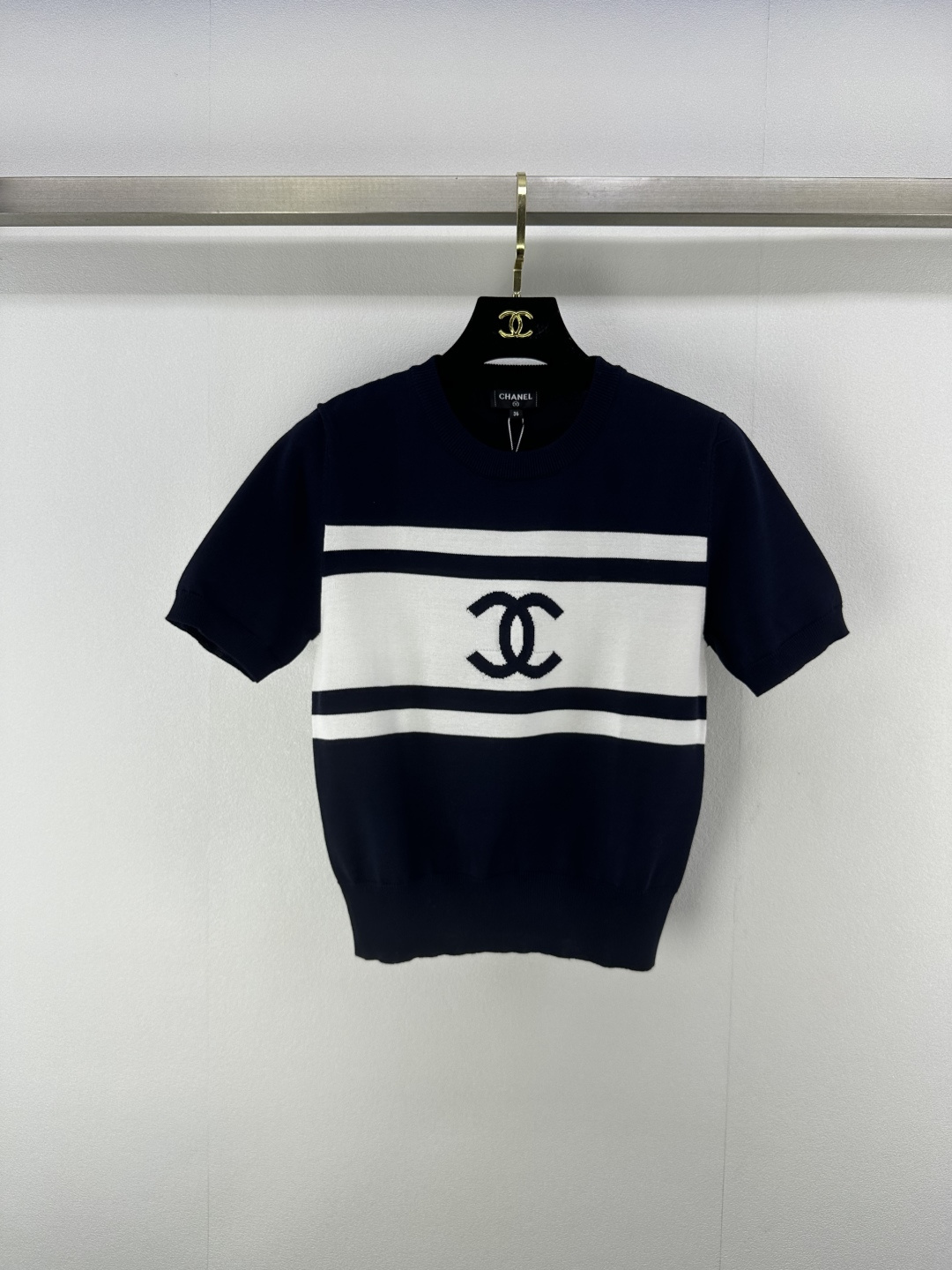 NO:332554,New details on Chane* 25 New summer knitted round neck short sleeves show the atmospheric style. The iconic double C logo is exquisitely presented and matched with simple stripes. Classic elements are intertwined with modern fashion. Whether you are strolling through the bustling business district or visiting a fine dining experience, you can use Chane's unique charm to interpret extraordinary taste. 3 colors and 3 codes SML, chanel, chanel, T-shirt, alexander wang19860909Chane*上新细节 25 夏季新款针织圆领短袖 尽显大气格调 标志性双C logo 精致呈现 搭配简约条纹 经典元素交织现代时尚 无论是漫步繁华商圈 还是赴约精致餐叙 皆能以香奈独特魅力 诠释非凡品味 3色3码SML,,chanel,chanel,T-shirt,alexander wang,Women's clothing