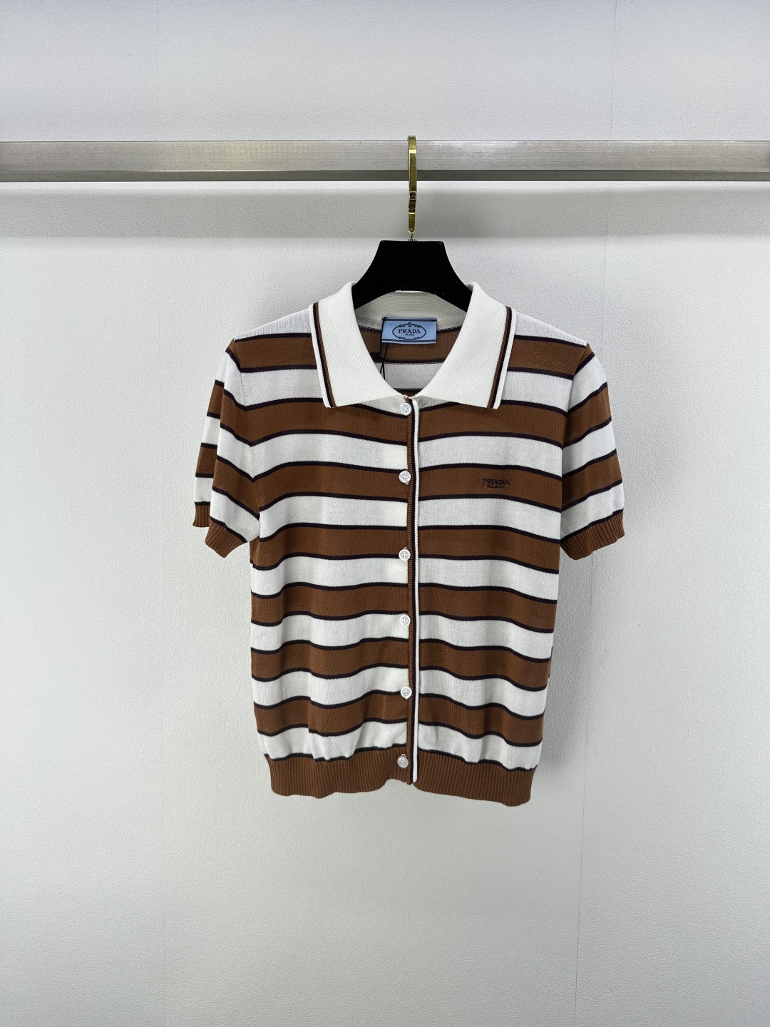 NO:332176,New details on Prad* 25 Spring and summer new striped knitted Polo cardigan short sleeves Brown and white stripes collision Outline retro charm and modern style Exquisite lapel design Matched neatly buttons and closures Simple and elegant taste The brand logo is a indispensable fashion item in the wardrobe Easy to control diverse occasions 1 color 3 code SML, prada, T-shirt, alexander wang19860909Prad*上新细节 25 春夏新款条纹针织Polo开衫短袖 棕白条纹碰撞 勾勒复古韵味与现代格调 精致翻领设计 搭配利落纽扣开合 简约间尽显优雅品味 品牌标识低调点缀 是衣橱中不可或缺的时尚单品 轻松驾驭多元场合 1色3码SML,,prada,T-shirt,alexander wang,Women's clothing