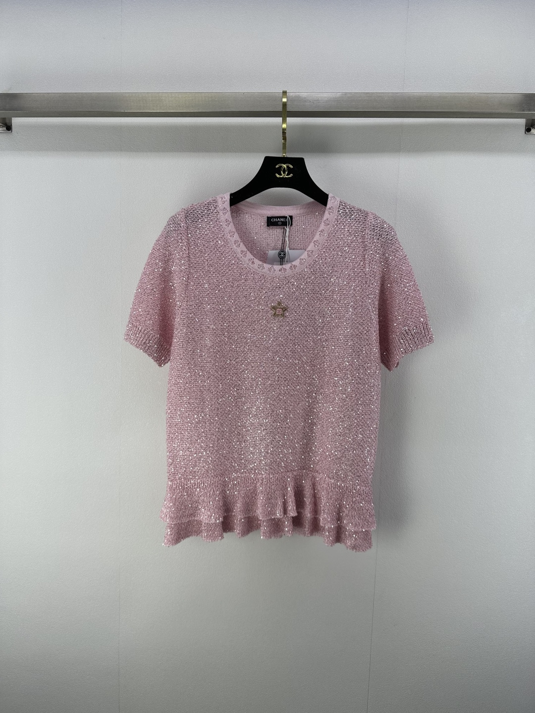 NO:332170,CHANE* New Details 25 Spring and Summer Newest Heavy Industry Sequin Knitted Short Sleeves! Custom imported yarn weaving, fixed color and dyeing, quality restoration, round neck knitted top cut, super heavy work, hand-sewn sequins embellishment, refracted blue and white fluorescence makes it more high-end and sexy, irregularly stacked lace cut on both sides of the hem, visual slimming effect is excellent, highlighting the high-end feeling of outfit, making simple styles look sexy, elastic and tighter, more refined, showing relaxed tone, light luxury and fashionable temperament, 3 colors and 3 codes SML, chanel, T-shirt, alexander wang19860909CHANE* 上新细节 25 春夏最新重工亮片针织短袖！定制进口纱线织造 定色定染 品相还原 圆领针织上衣剪裁 通体超重工手工缝制亮片点缀 折射蓝白荧光更显高级性感 衣摆两侧不规则堆叠花边裁剪 视觉顯瘦效果一绝 凸显穿搭高级感 让简单款式穿出性感个性 弹性松紧更显精致 尽显松弛调性 轻奢时髦气质 3色3码SML,,chanel,T-shirt,alexander wang,Women's clothing