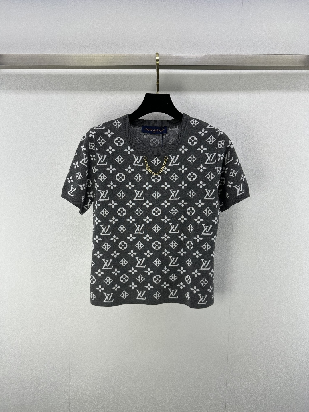NO:332172,New details on Lv 25 Spring and Summer Latest Knitted Chain Short Sleeve!  Customized silk knitted material, comfortable and stylish, soft and elastic, delicate edging with cuffs, neckline metal chain decoration, illuminate the overall shape, ready-to-wear brand letters full of jacquard, classic and versatile, regular style, single or layered upper body to show style and style!  1 color 3 code SML, louis vuitton, T-shirt, alexander wang19860909Lv 上新细节 25 春夏最新针织链条短袖！定制丝毛针织材质 舒适有型 柔软弹力 领口袖口细腻包边 领口金属链条装饰 点亮整体造型 成衣品牌字母提花满印 经典百搭洋气 常规版型 单穿或叠穿上身尽显格调与风范！ 1色3码SML,,louis vuitton,T-shirt,alexander wang,Women's clothing