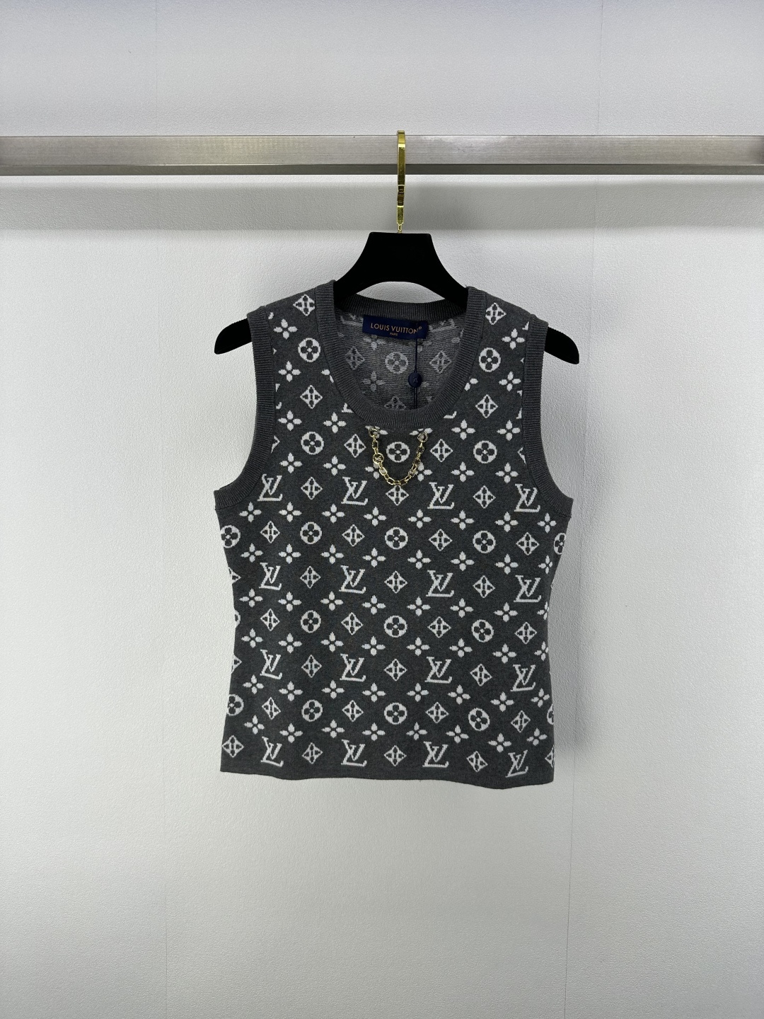 NO:332174,New details on Lv 25 Spring and Summer Latest U-neck Knitted Vest!  Customized silk knitted material, comfortable and stylish, soft and elastic, sleeveless vest cut, delicate edging with neckline cuffs, metal chain decoration, illuminate the overall shape, full print of letters of ready-to-wear brand, classic and versatile, regular style, single or layered upper body to show style and style!  1 color 3 code SML, louis vuitton, alexander wang19860909Lv 上新细节 25 春夏最新U领针织背心！定制丝毛针织材质 舒适有型 柔软弹力 无袖背心剪裁 领口袖口细腻包边 领口金属链条装饰 点亮整体造型 成衣品牌字母提花满印 经典百搭洋气 常规版型 单穿或叠穿上身尽显格调与风范！ 1色3码SML,,louis vuitton,alexander wang,Women's clothing