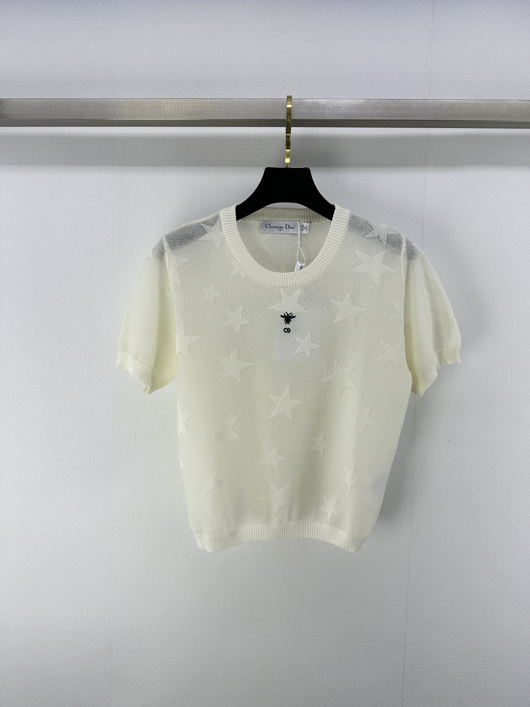 NO:332557,New details on Dio* 25 New summer knitted round neck five-pointed star short sleeves The star pattern is looming, like the brilliance of the night sky, adding agility and dreaminess to the whole. The exquisite Dio logo is low-key embellished, demonstrating the luxury of the brand. Whether it is paired with jeans to show casualness or a skirt to attend elegant occasions, you can become the focus of fashion with unique design and excellent quality. 1 color 3 code SML, dior, dior, skirts, jeans, T-shirt, alexander wang19860909Dio*上新细节 25 夏季新款针织圆领五角星短袖 星星图案若隐若现 似夜空中闪烁的璀璨 为整体增添灵动与梦幻感 精致迪奥标识低调点缀,彰显品牌的奢华底蕴 无论是搭配牛仔裤展现休闲随性 还是配半裙出席优雅场合 都能凭借独特设计与卓越品质成为时尚焦点 1色3码SML,,dior,dior,skirts,jeans,T-shirt,alexander wang,Women's clothing