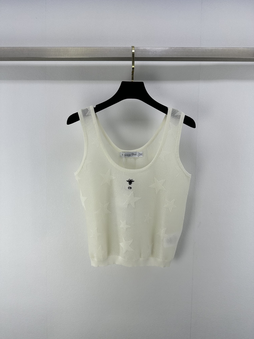 NO:332560,New details on Dio* 25 New summer knitted five-pointed star vest The exquisite star texture is looming, like the stars falling, adding a dreamy feeling to the whole. The iconic Dior elements are low-key embellished to highlight the brand style. Carefully photographed in Dongguan's fashion. Whether it is a single wear and a coat to create a sense of layering, it can easily become the focus of fashion. 1 color and 3 codes SML, dior, dior, jackets & coats, alexander wang19860909Dio*上新细节 25 夏季新款针织五角星背心 精致的星星纹理若隐若现 似繁星洒落 为整体增添梦幻之感 标志性迪奥元素低调点缀 彰显品牌格调 于东莞时尚之地精心拍摄 无论是单穿展现率性 还是搭配外套打造层次感 都能轻松成为时尚焦点 1色3码SML,,dior,dior,jackets & coats,alexander wang,Women's clothing