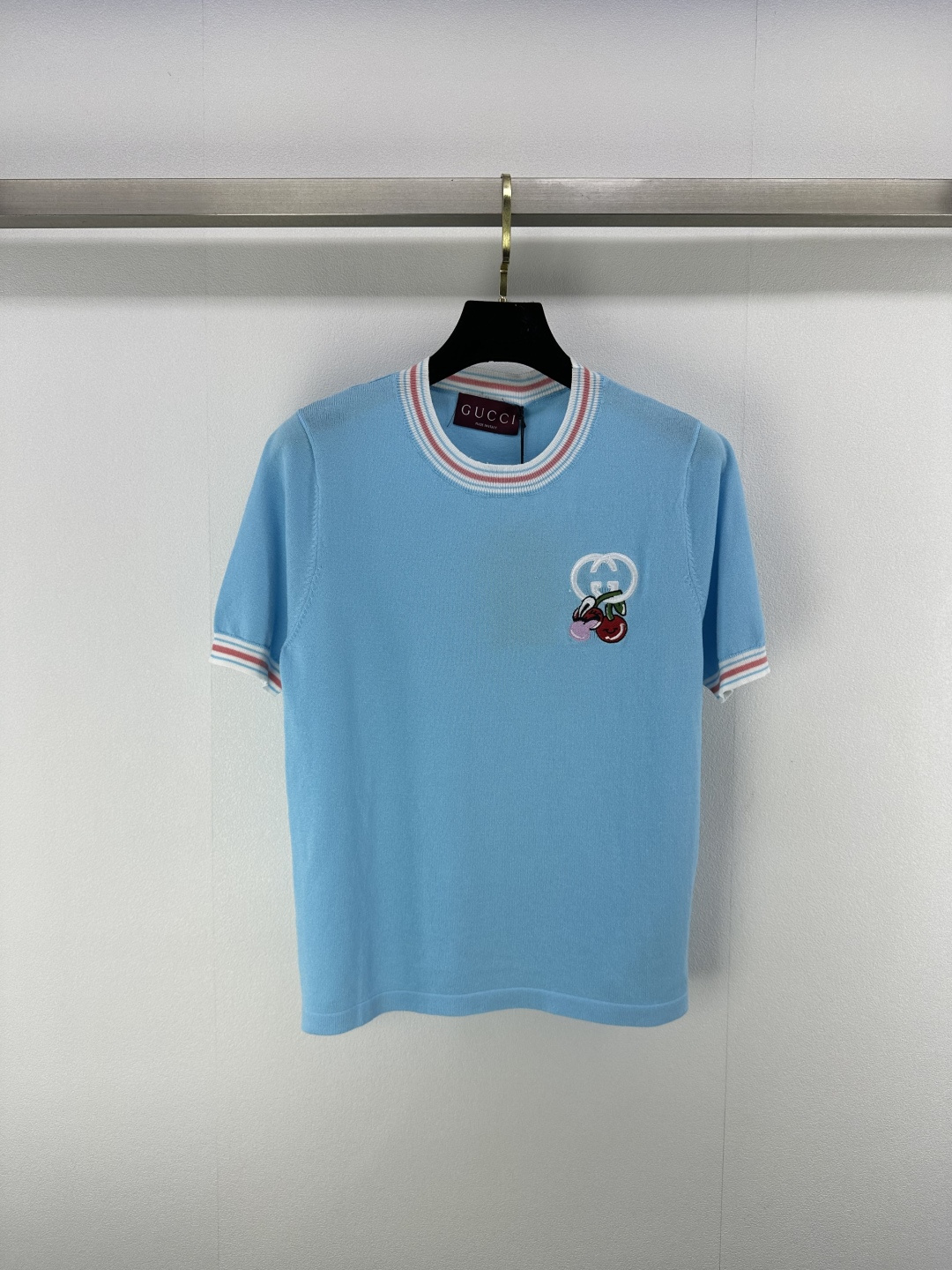 NO:334493,New details on Gucc* 25 Spring and summer new knitted round neck cherry short sleeves, mid-color striped splicing and edge design, double Glogo embroidery embellishment, simple and fashionable youthful and versatile 2 colors and 3 codes SML, gucci, T-shirt, alexander wang19860909Gucc*上新细节 25 春夏新款针织圆领樱桃短袖 间色条纹拼接包边设计 双Glogo刺绣点缀 简约时髦青春百搭 2色3码SML,,gucci,T-shirt,alexander wang,Women's clothing