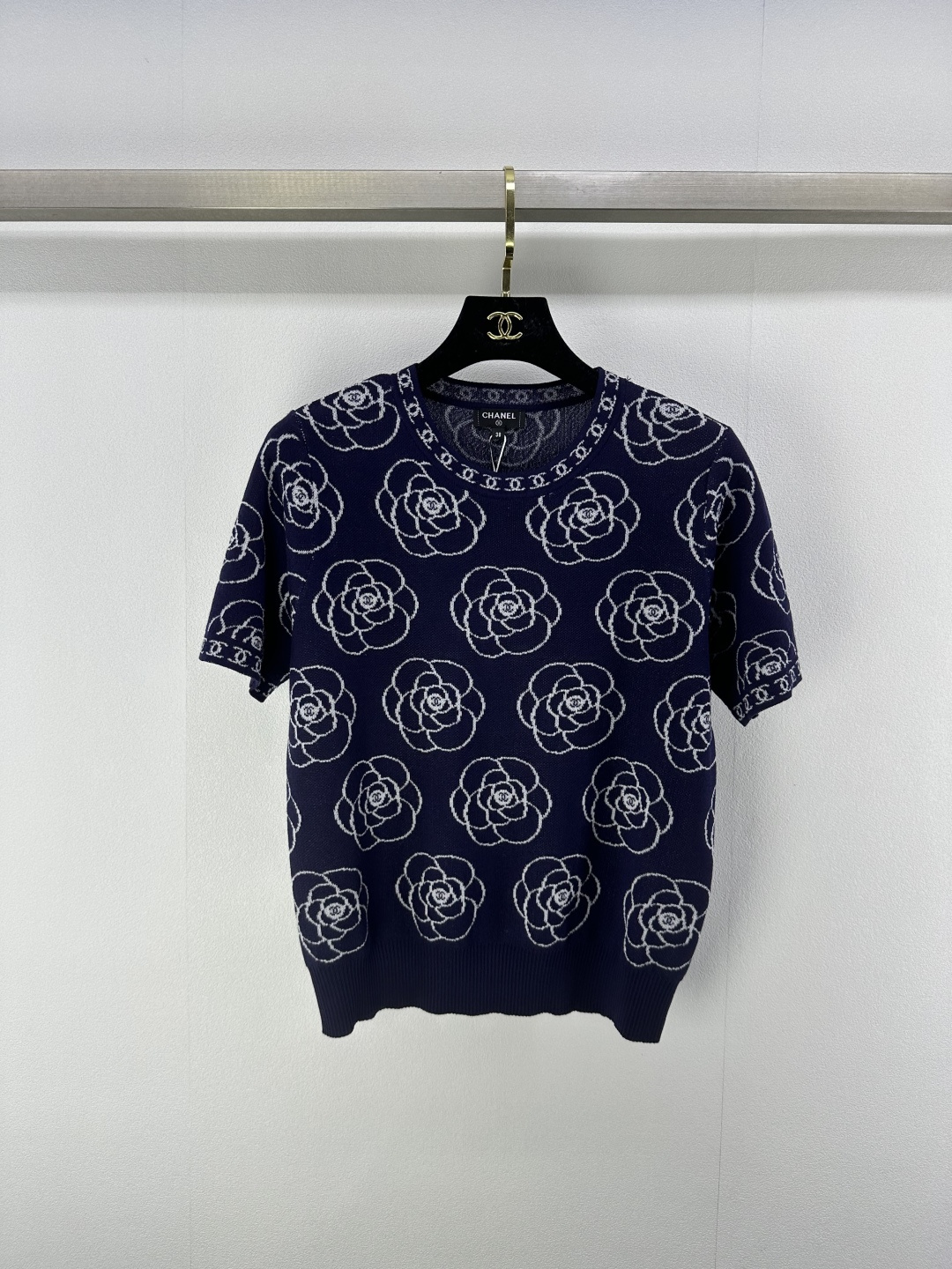 NO:334774,Chane* new details 25 spring and summer new knitted round-neck camellia short-sleeved classic camellia double cloud jacquard decoration double c letter logo edge embellishment high-end fashionable exquisite versatile 3 colors 3 codes SML, chanel, T-shirt, alexander wang19860909Chane*上新细节 25 春夏新款针织圆领山茶花短袖 经典山茶花双clogo提花装饰 双c字母logo包边点缀 高级时髦精致百搭 3色3码SML,,chanel,T-shirt,alexander wang,Women's clothing
