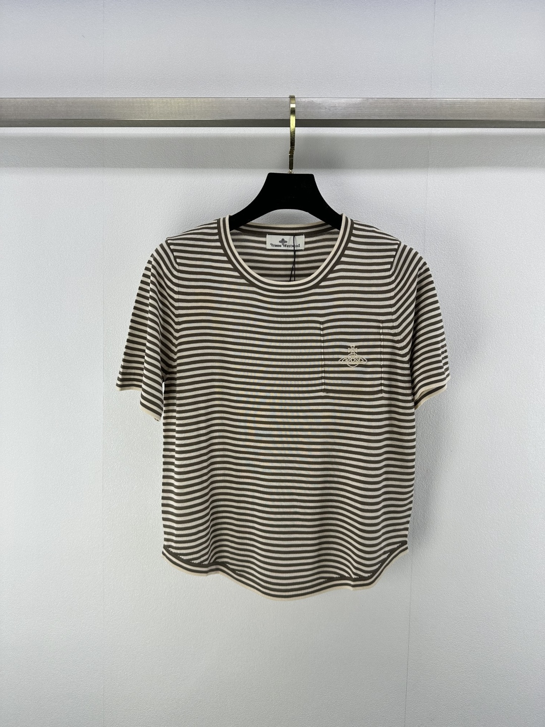 NO:334776,vivienne westwoo Queen Mother* new details 25 spring and summer new knitted round-neck striped short sleeves Contrast striped splicing design irregular hem adds fashionable feeling Classic cross jacquard Fake pocket versatile and slimming 2 colors 3 codes SML, T-shirt, alexander wang19860909vivienne westwoo西太后*上新细节 25 春夏新款针织圆领条纹短袖 撞色条纹拼接设计 下摆不规则增添时髦感 经典十字架提花 假口袋 百搭又显瘦 2色3码SML,,T-shirt,alexander wang,Women's clothing