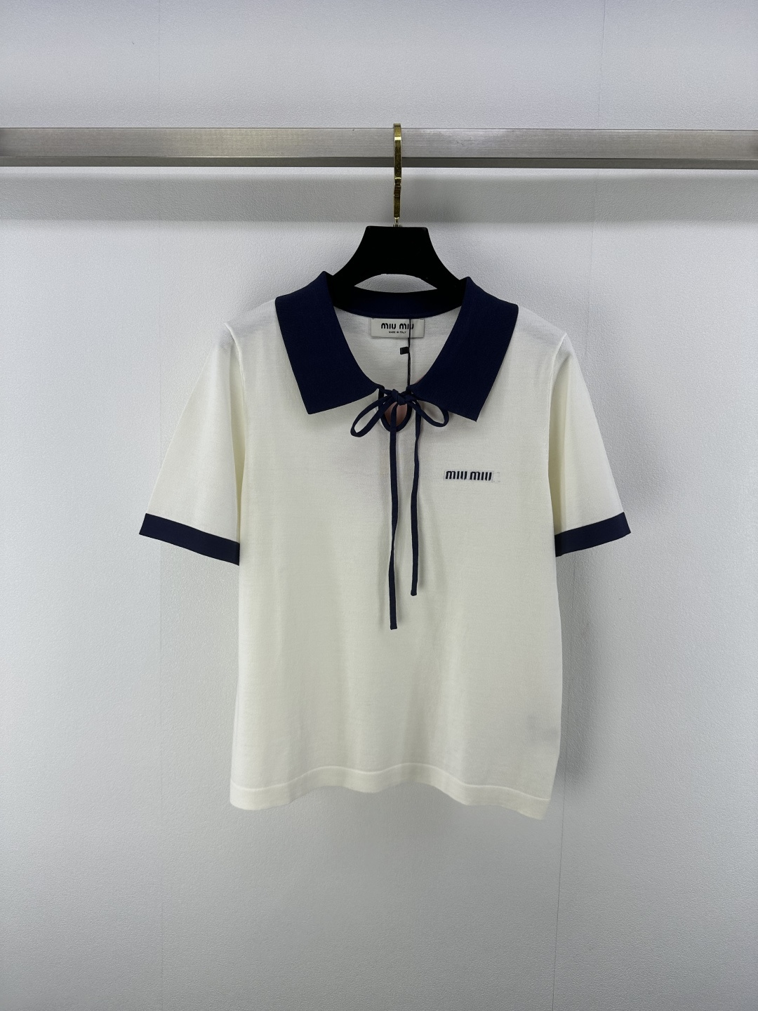 NO:334780,Miumi* new details 25 new summer lapel lace short sleeves logo embellishment contrasting edge bow lace design upper body age-reducing and versatile 2 colors 3 size SML, miumiu, T-shirt, alexander wang19860909Miumi*上新细节 25 夏季新款翻领系带短袖 徽标logo点缀 撞色边缘 蝴蝶结系带设计 上身减龄又百搭 2色3码SML,,miumiu,T-shirt,alexander wang,Women's clothing