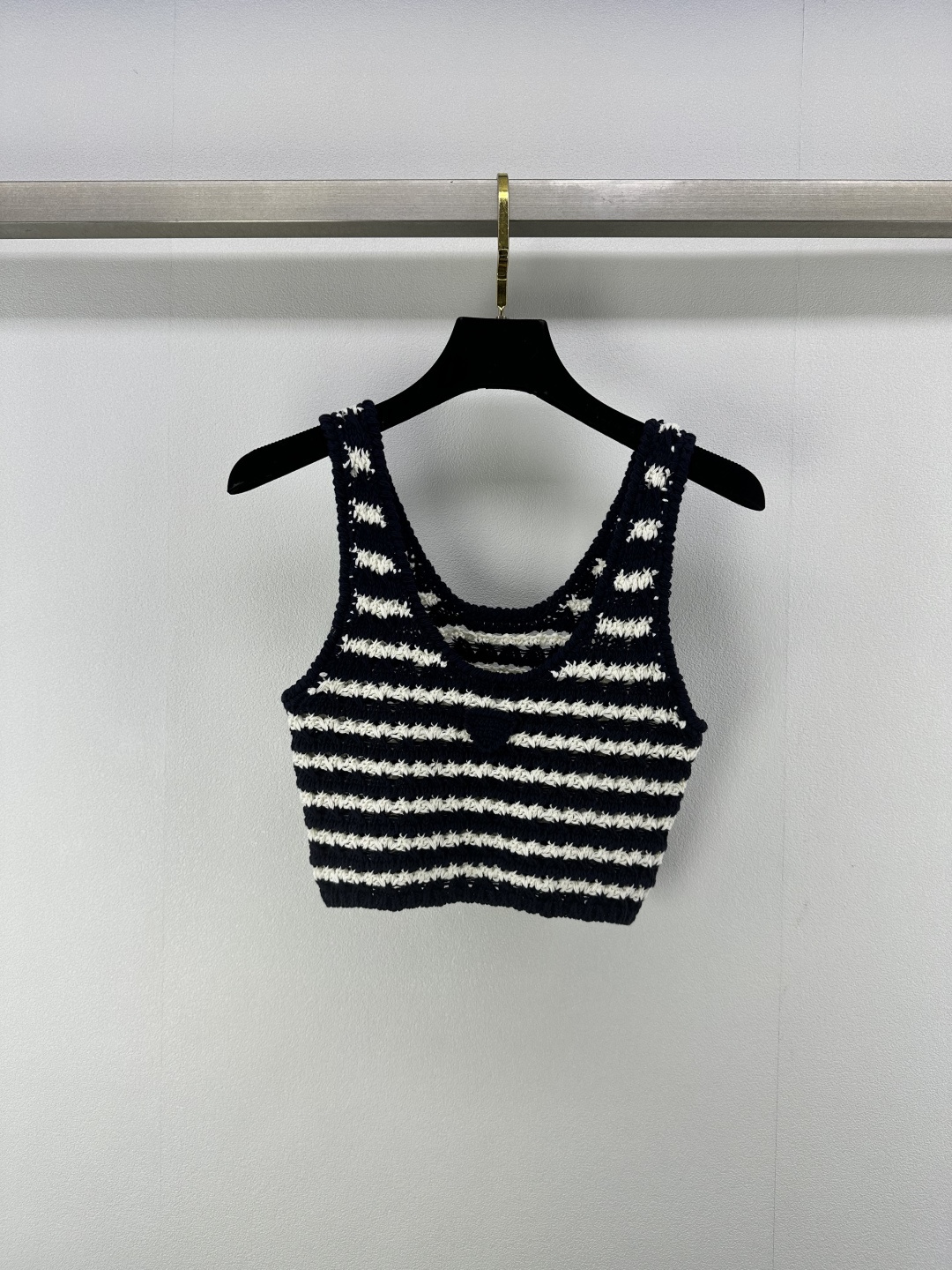 NO:335660,New details on prad* 25 New summer hook-up suspender vest, haute couture classic triangle logo, contrasting color stripes, hook-up texture fashionable and fashionable, layered and worn alone!  The short style highlights the figure, age-reducing and white, and a versatile style!  1 color 3 code SML, prada, alexander wang19860909prad*上新细节 25 夏季新款钩花吊带背心 高定经典三角标 撞色条纹 钩花纹理时尚洋气 叠穿单穿都可！ 小短款版型突显身材 减龄显白 百搭款式！ 1色3码SML,,prada,alexander wang,Women's clothing