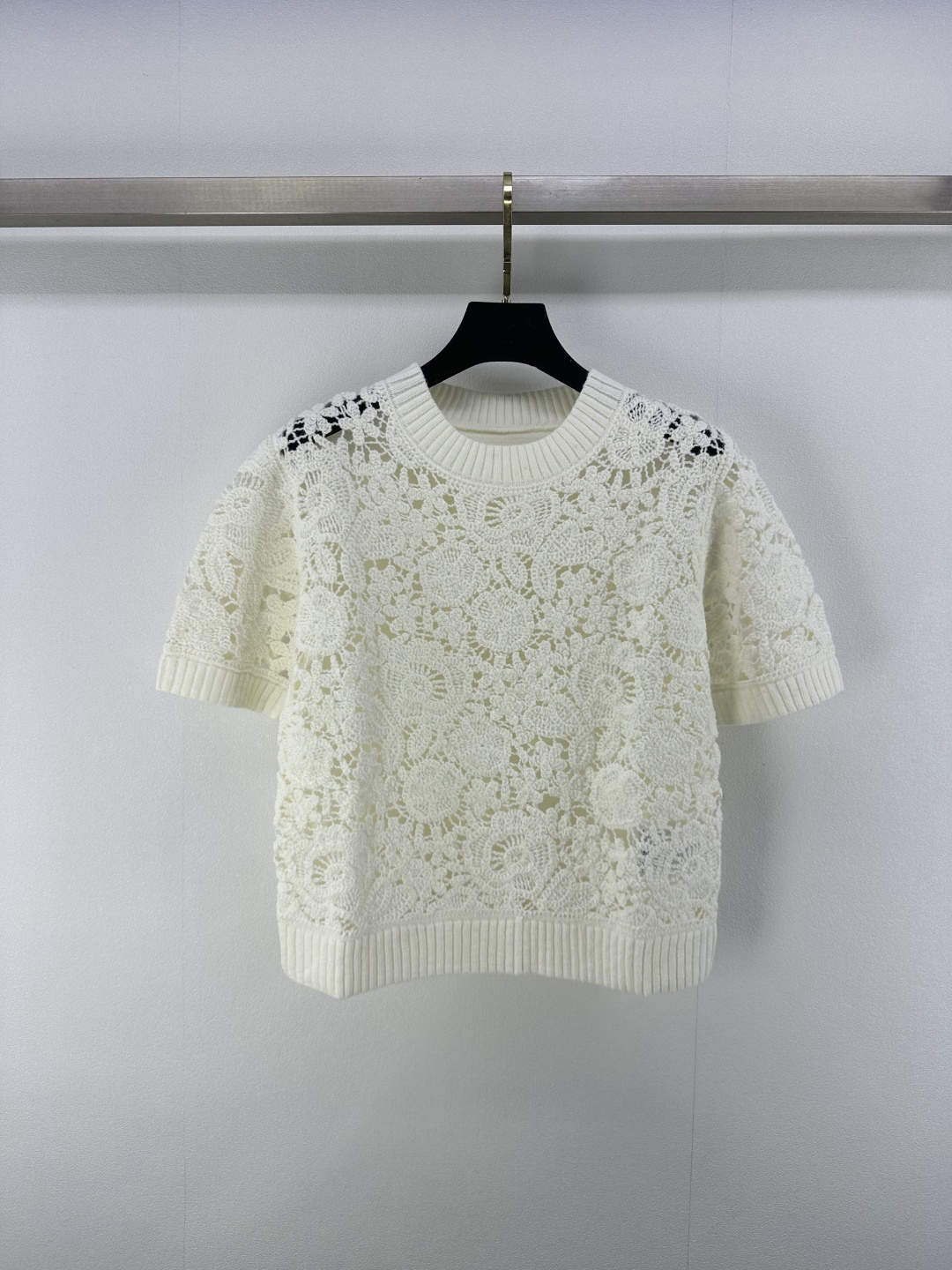 NO:335680,valentin* new details 25 Spring and summer new heavy industry hook flower short sleeves crochet craftsmanship hollow perspective fashionable temperament loose style top body fashionable and sweet 2 colors 3 size SML, valentino, T-shirt, alexander wang19860909valentin*上新细节 25 春夏新款重工钩花短袖 衣身钩花工艺 镂空透视时髦气质 宽松版型 上身时尚又甜美 2色3码SML,,valentino,T-shirt,alexander wang,Women's clothing