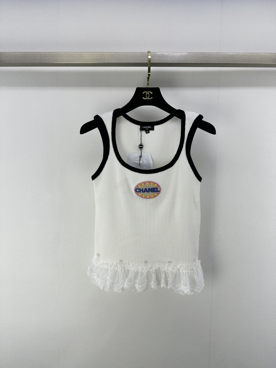 NO:335683,Chane* New Details 25 Spring and Summer Latest Contrast Lace Knitted Vest!  Positioning Zhangzi logo Retro simple and simple item with its own aura!  The lace lace design creates a girlish style and age-reducing sweetness. 2 colors and 3 sizes SML, chanel, skirts, alexander wang19860909Chane*上新细节 25 春夏最新撞色蕾丝针织背心！定位章仔徽标 复古简约又自带气场的单品！裙摆蕾丝花边设计打造少女风减龄甜美气息 2色3码SML,,chanel,skirts,alexander wang,Women's clothing