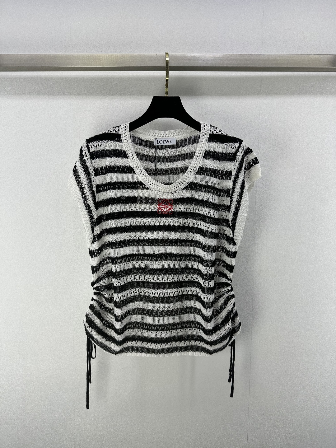 NO:335200,Loew* new details 25 Spring and summer new round neck striped short sleeve drawstring design blended yarn texture delicate and cool embroidery logo fashionable and casual upper body look slim and tall and versatile 2 colors 3 size SML, loewe, T-shirt, alexander wang19860909loew*上新细节 25 春夏新款圆领条纹短袖 抽绳设计混纺纱线质感细腻冰凉 刺绣logo时尚随性 上身显瘦高挑又百搭 2色3码SML,,loewe,T-shirt,alexander wang,Women's clothing