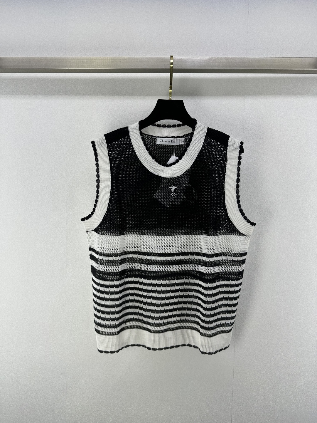 NO:335196,New details on Dio* 25 Spring and summer new simple and versatile striped knitted hollow vest classic age-reducing item!  Little bee embroidery design is fashionable and handsome!  The style is not picky about others and looks slim!  The perfect item that is a must-have for white and rich beauty. 3 color and 3 code SML, dior, alexander wang19860909Dio*上新细节 25 春夏新款简约百搭条纹针织镂空背心 经典减龄单品！小蜜蜂刺绣设计时髦又帅气！版型不挑人上身巨显瘦！白富美必收的完美单品 3色3码SML,,dior,alexander wang,Women's clothing